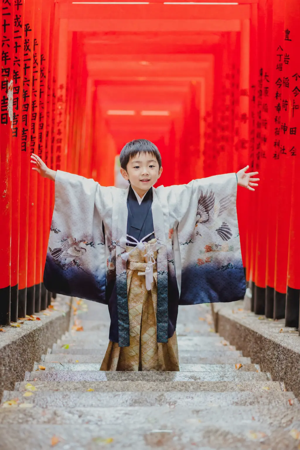 山王稲荷神社の千本鳥居の石段で両手をいっぱいに広げる5歳の男の子、鶴の羽織袴姿の七五三出張撮影（東京・日枝神社）