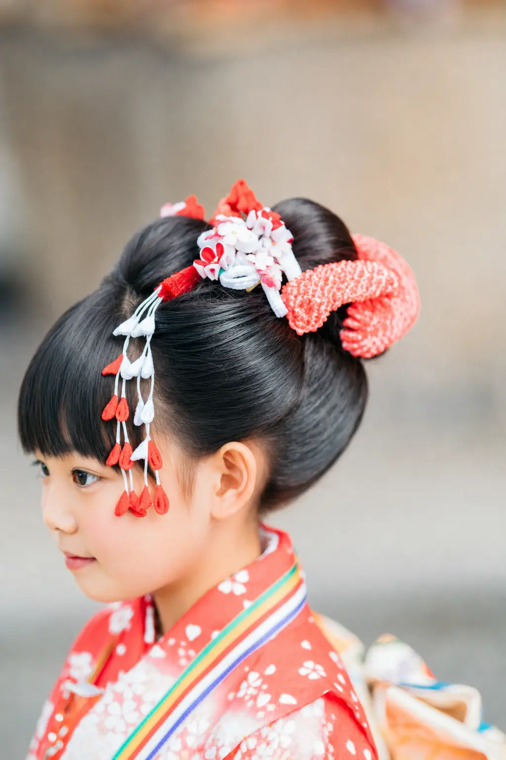 赤い鹿の子の布と花かんざし、びらびら簪をつけた日本髪の7歳の女の子、七五三（本牧神社・横浜）