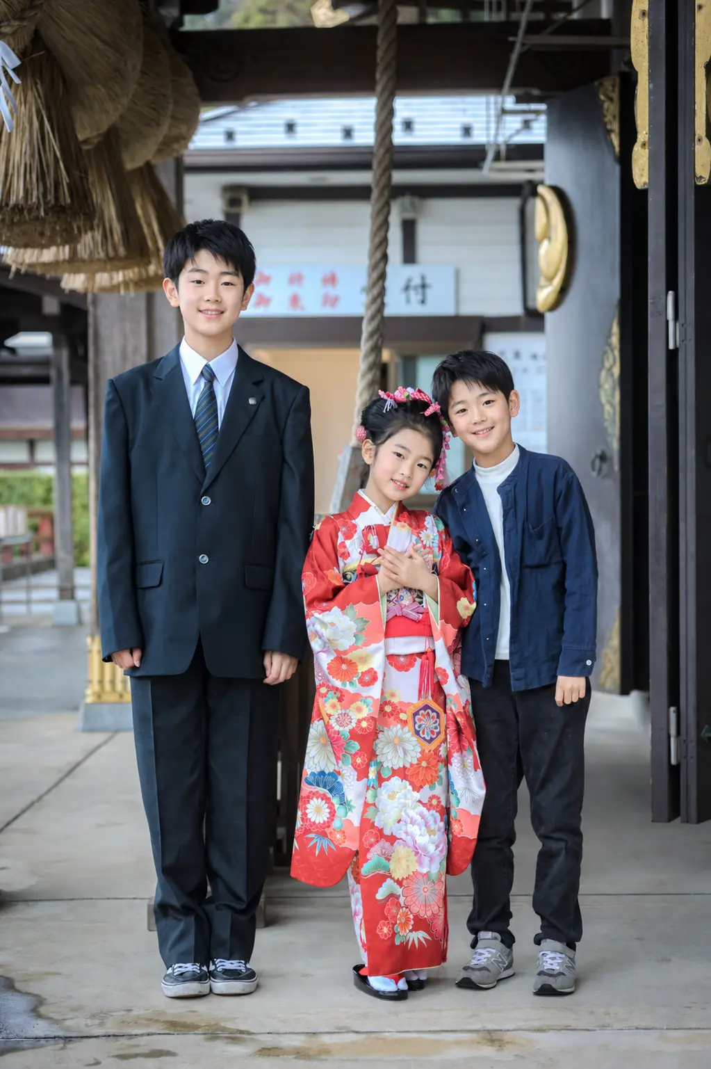 社務所前に並ぶ3きょうだい、真ん中は四つ身姿の7歳の女の子の七五三（本牧神社・横浜）