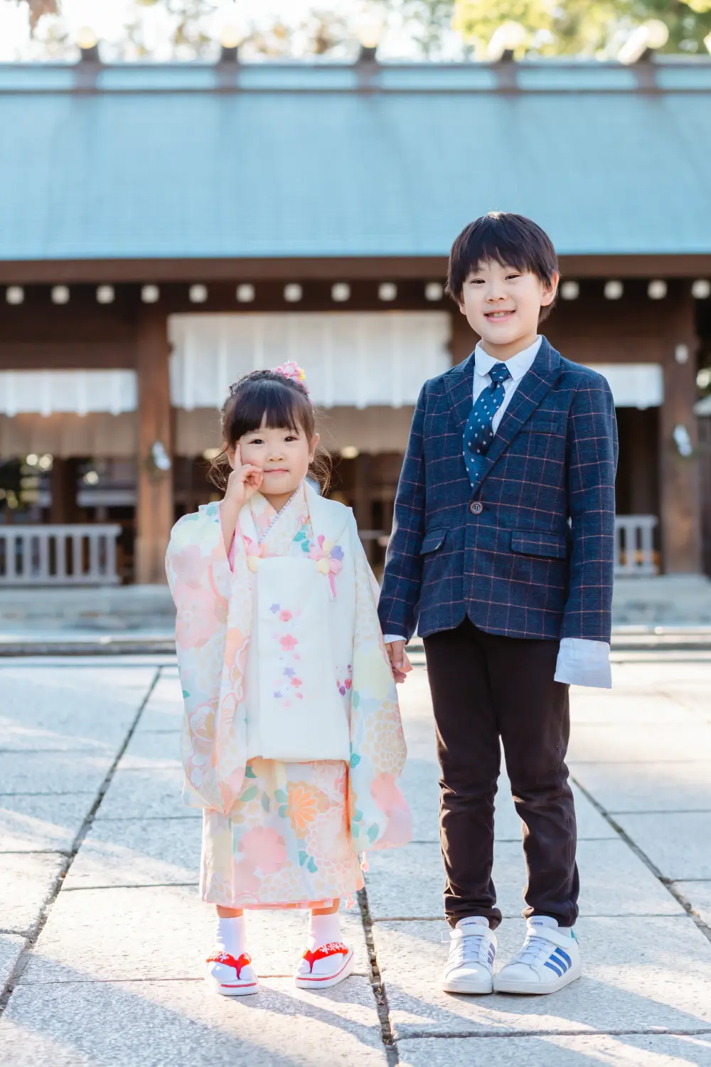 拝殿前に並ぶ兄妹、七五三の被布姿の3歳の女の子とジャケット姿のお兄ちゃん（伊勢山皇大神宮・横浜）