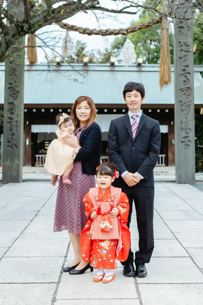 社殿前で並ぶ父・母・乳児の妹と3歳の女の子の七五三家族写真（伊勢山皇大神宮・横浜）