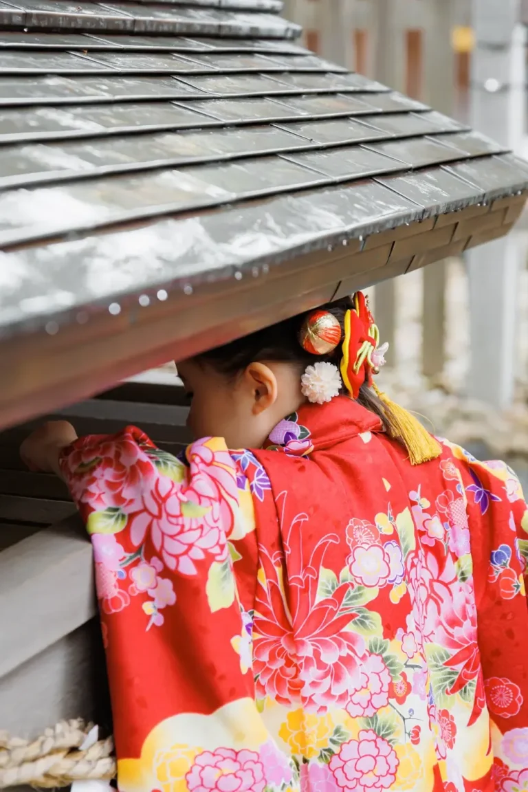 雨あがりの境内で、母と3歳の七五三｜伊勢山皇大神宮｜横浜の出張撮影レポート