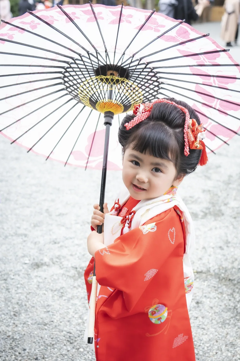 和傘を手にした赤い被布姿の3歳の女の子（七五三・横浜）