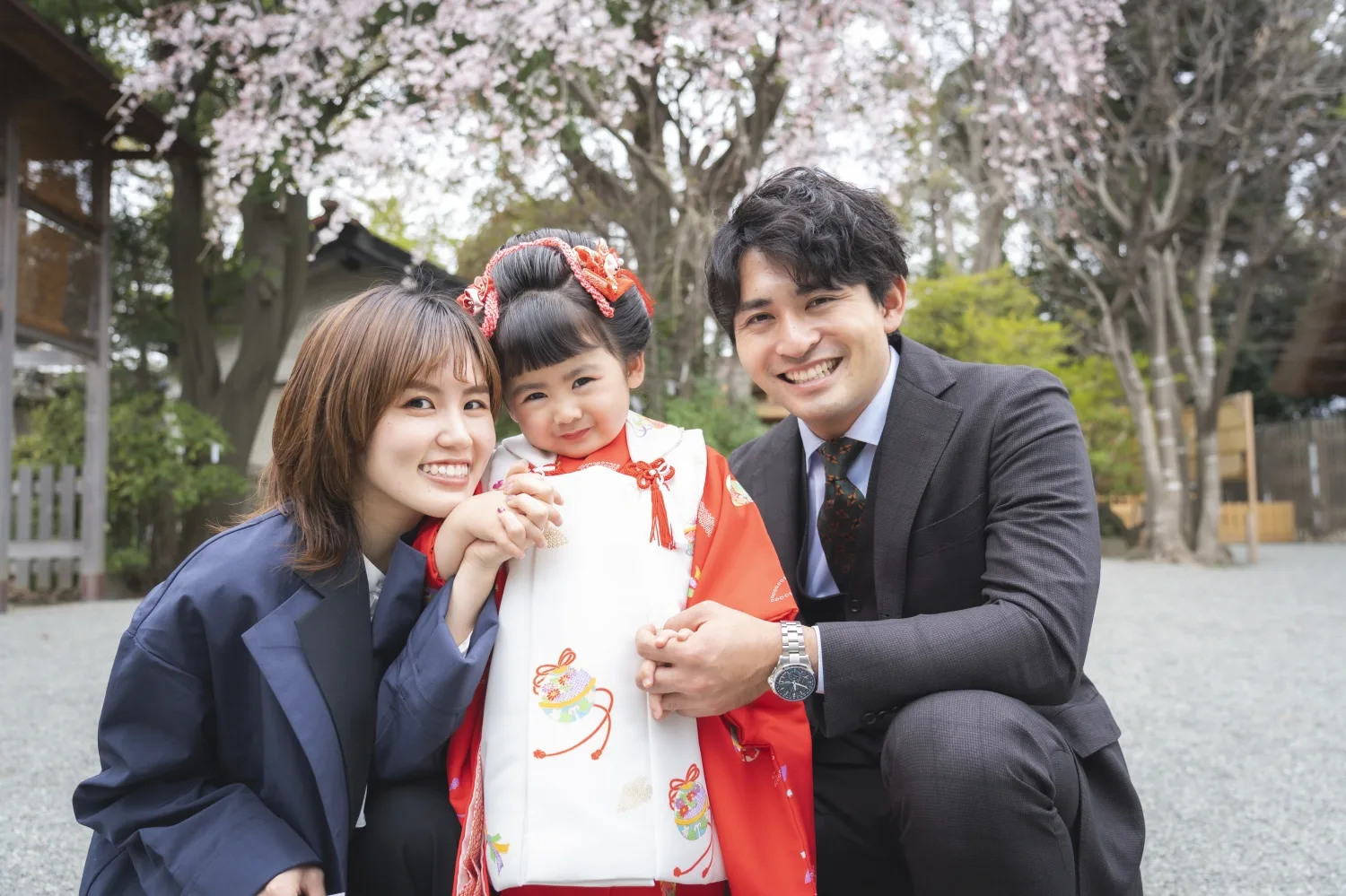 両親と頬を寄せて笑う3歳の女の子、七五三の家族写真（伊勢山皇大神宮）