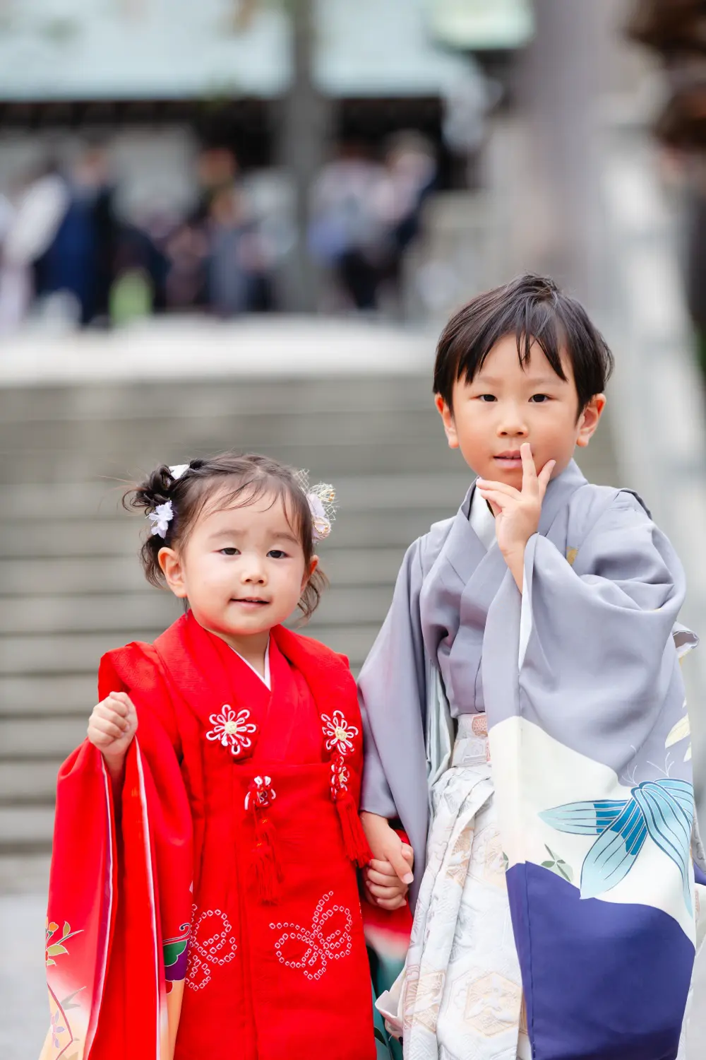 被布と羽織袴の兄妹の膝上の寄り、手をつなぐ七五三の記念写真（伊勢山皇大神宮・横浜）