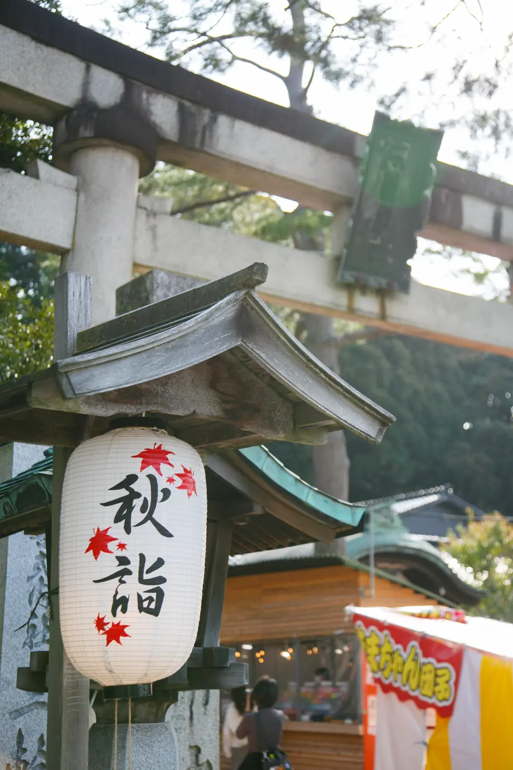 紅葉が描かれた「秋詣」の白提灯と石鳥居、石浦神社の境内｜金沢の七五三出張撮影