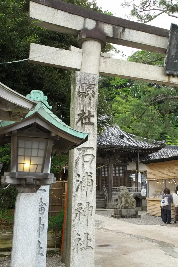 「縣社 石浦神社」の社号標と石鳥居、七五三の出張撮影で訪れた金沢の境内