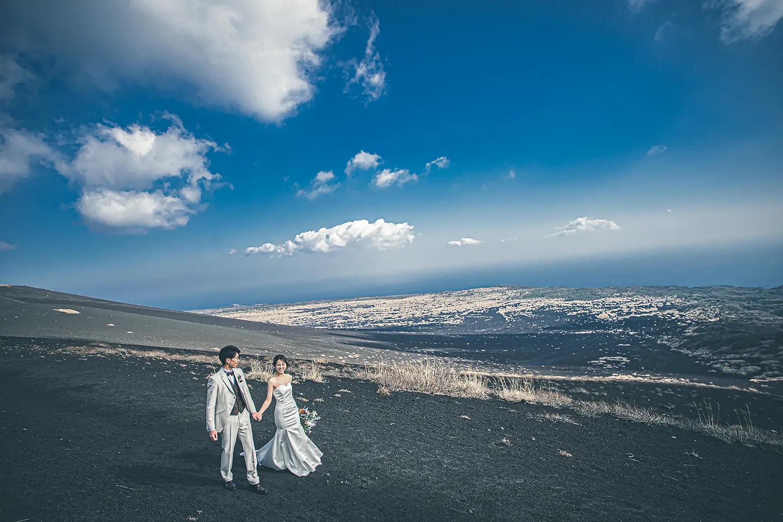 伊豆大島のダイナミックな裏砂漠の中で撮影する新郎新婦