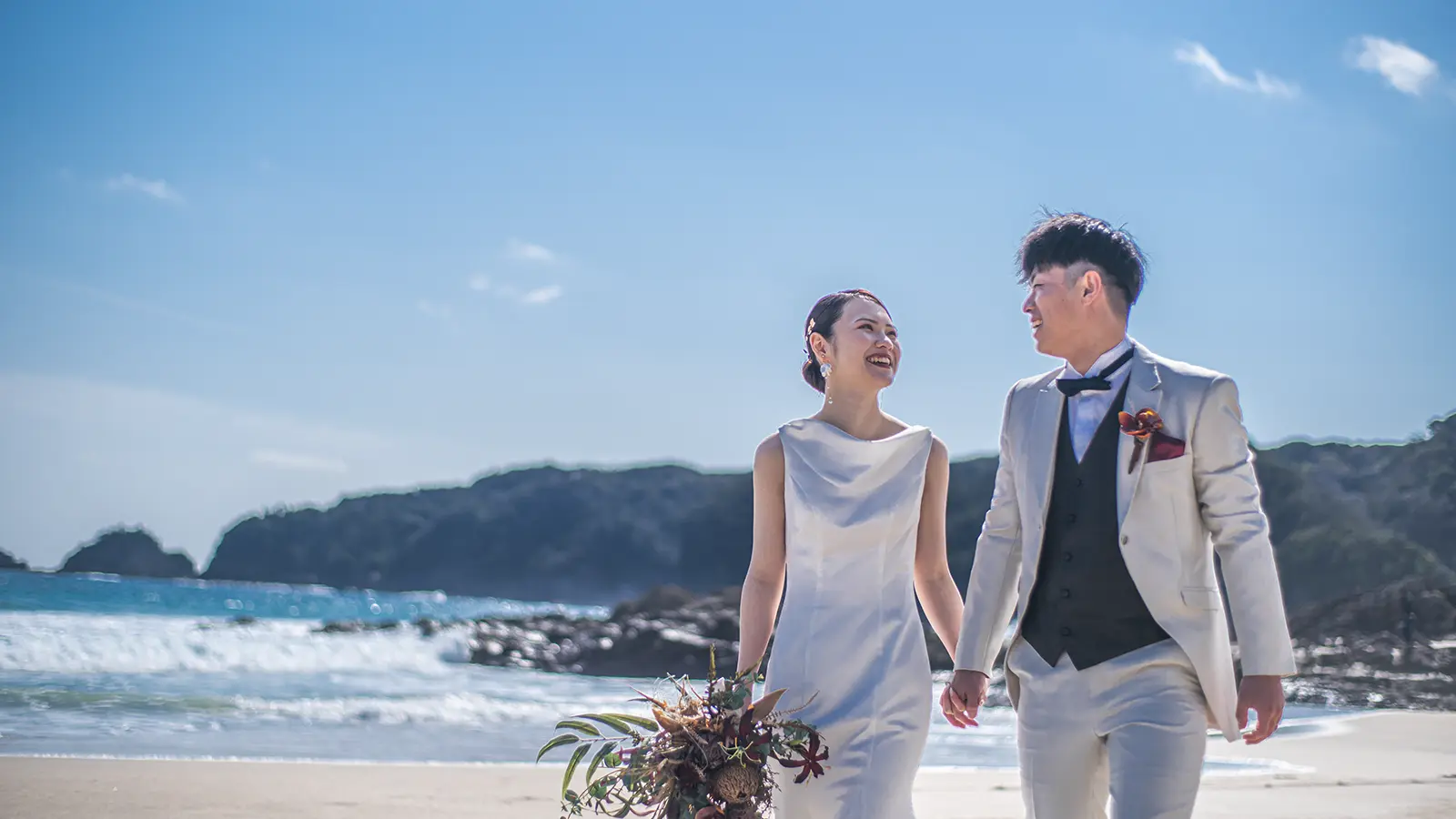 伊豆・下田の海辺の砂浜を歩く新郎新婦のフォトウェディング