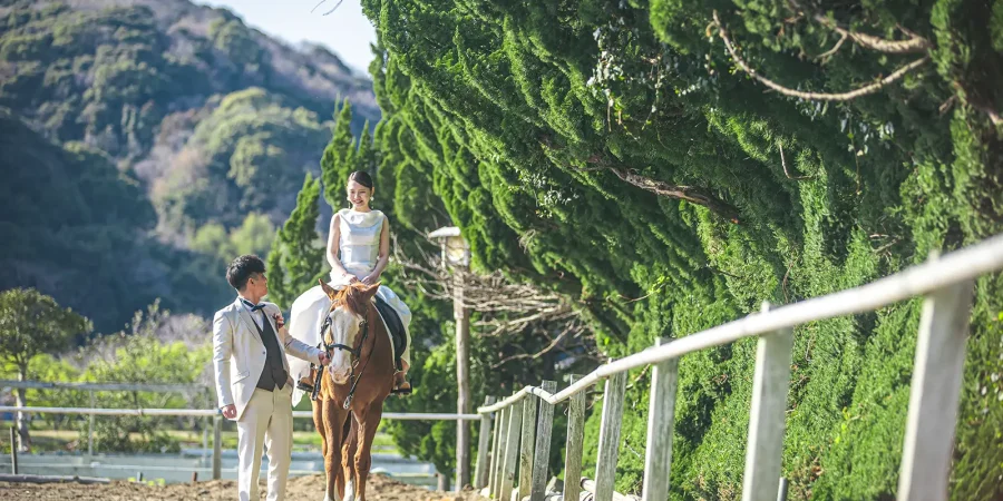 伊豆・下田 下田乗馬クラブのフォトウェディング撮影 伊豆・下田の下田乗馬クラブで馬と一緒に撮影した新郎新婦のフォトウェディング写真