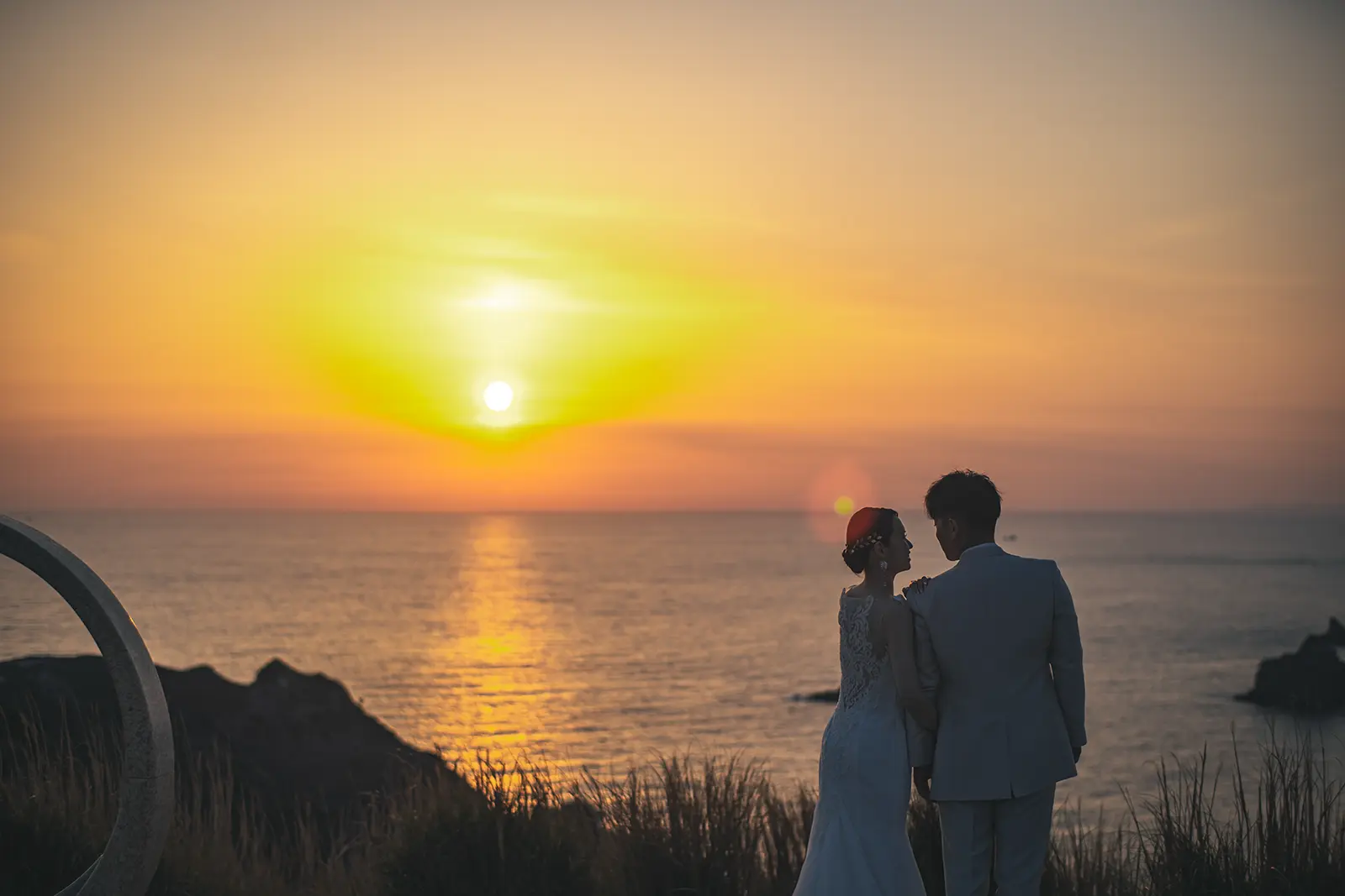 伊豆・下田で夕景を背景に撮影する新郎新婦のフォト会食イメージ