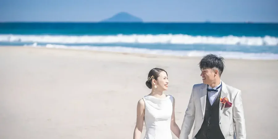 伊豆・下田 多々戸浜のフォトウェディング撮影 伊豆・下田の多々戸浜で手をつないで歩く新郎新婦のフォトウェディング写真