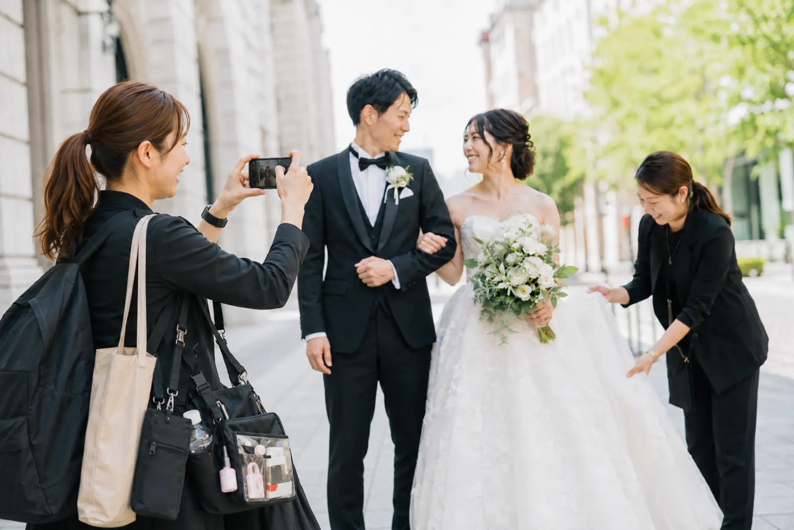 コーディネーターが撮影に同行し新郎新婦をサポートするフォトウェディングの様子
