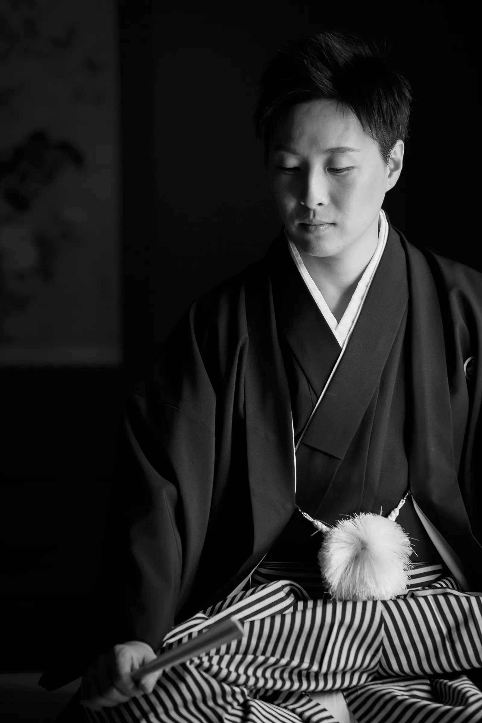 松任ふるさと館の和室で紋付袴姿の新郎をモノクロで撮影した前撮り写真