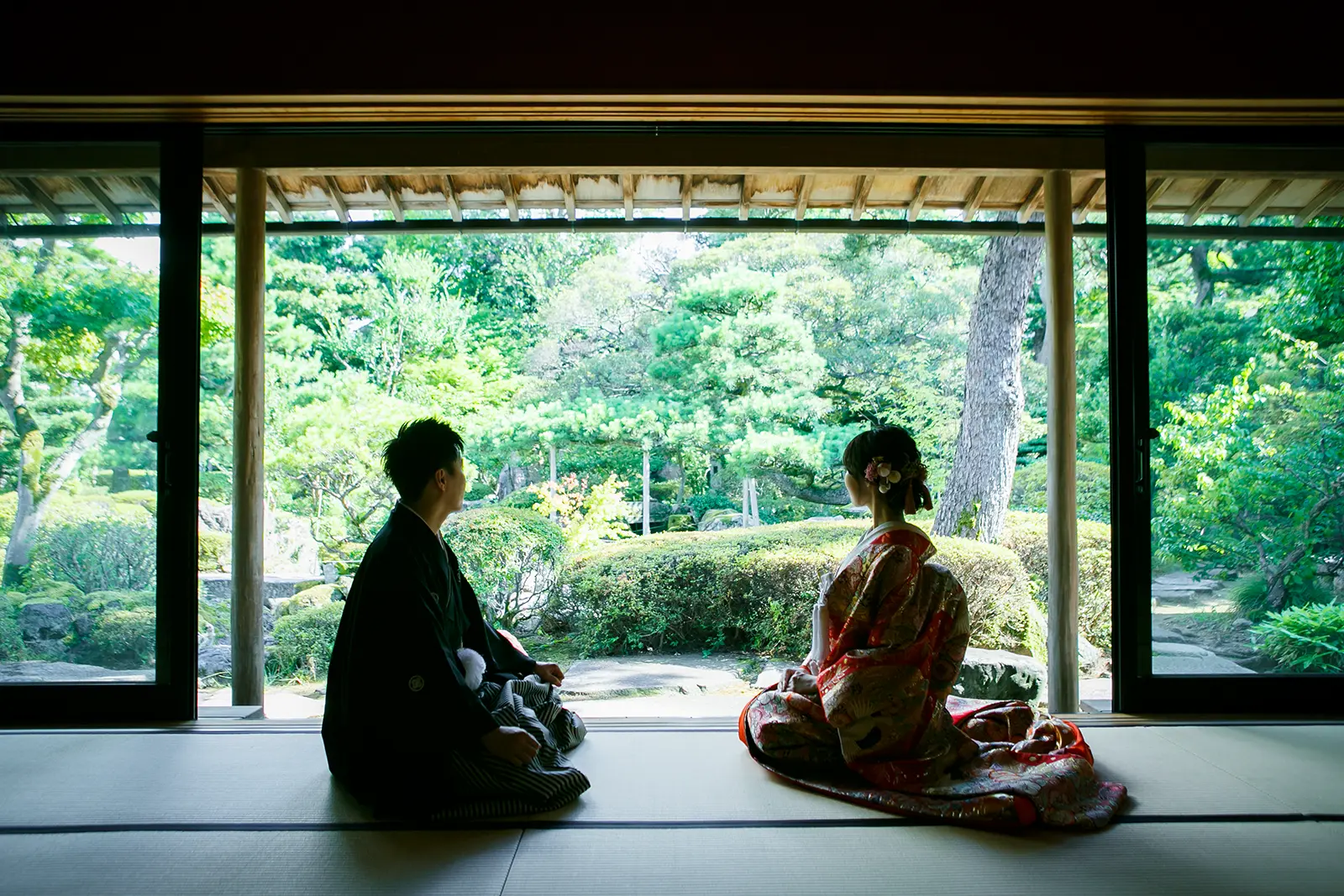 松任ふるさと館の和室から庭園を眺める色打掛と紋付袴の前撮り写真