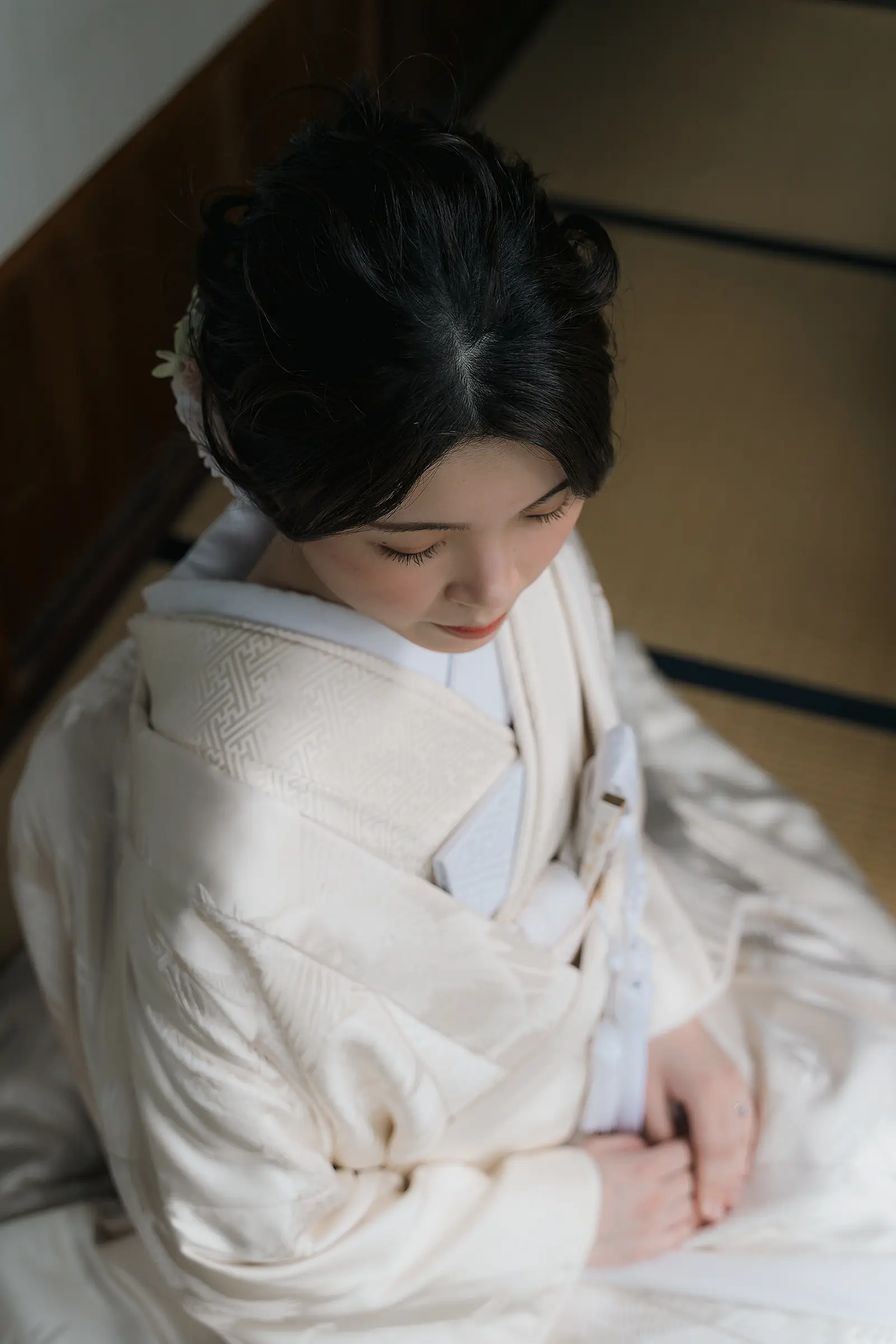 松任ふるさと館の和室で白無垢姿の花嫁を上から撮影したソロカット