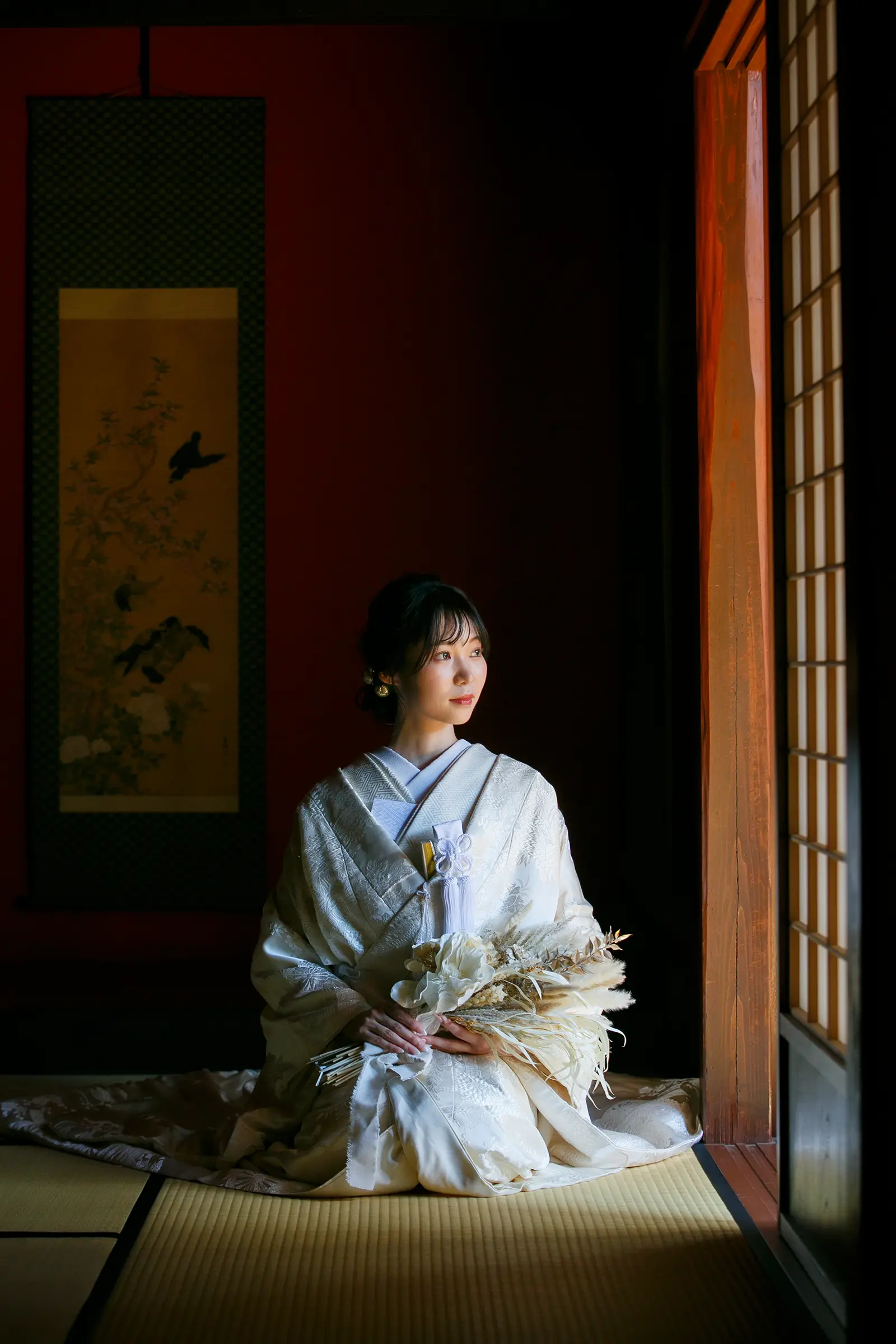 松任ふるさと館の和室で窓辺に座る白無垢花嫁の和装前撮り写真