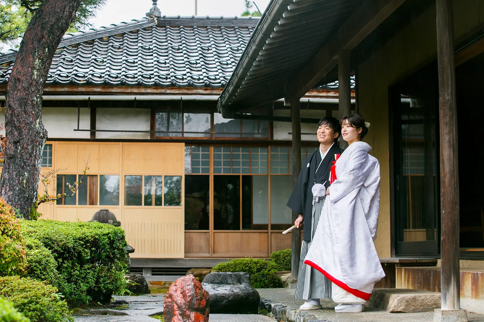 松任ふるさと館の中庭で白無垢と紋付袴のお二人を撮影した和装前撮り写真