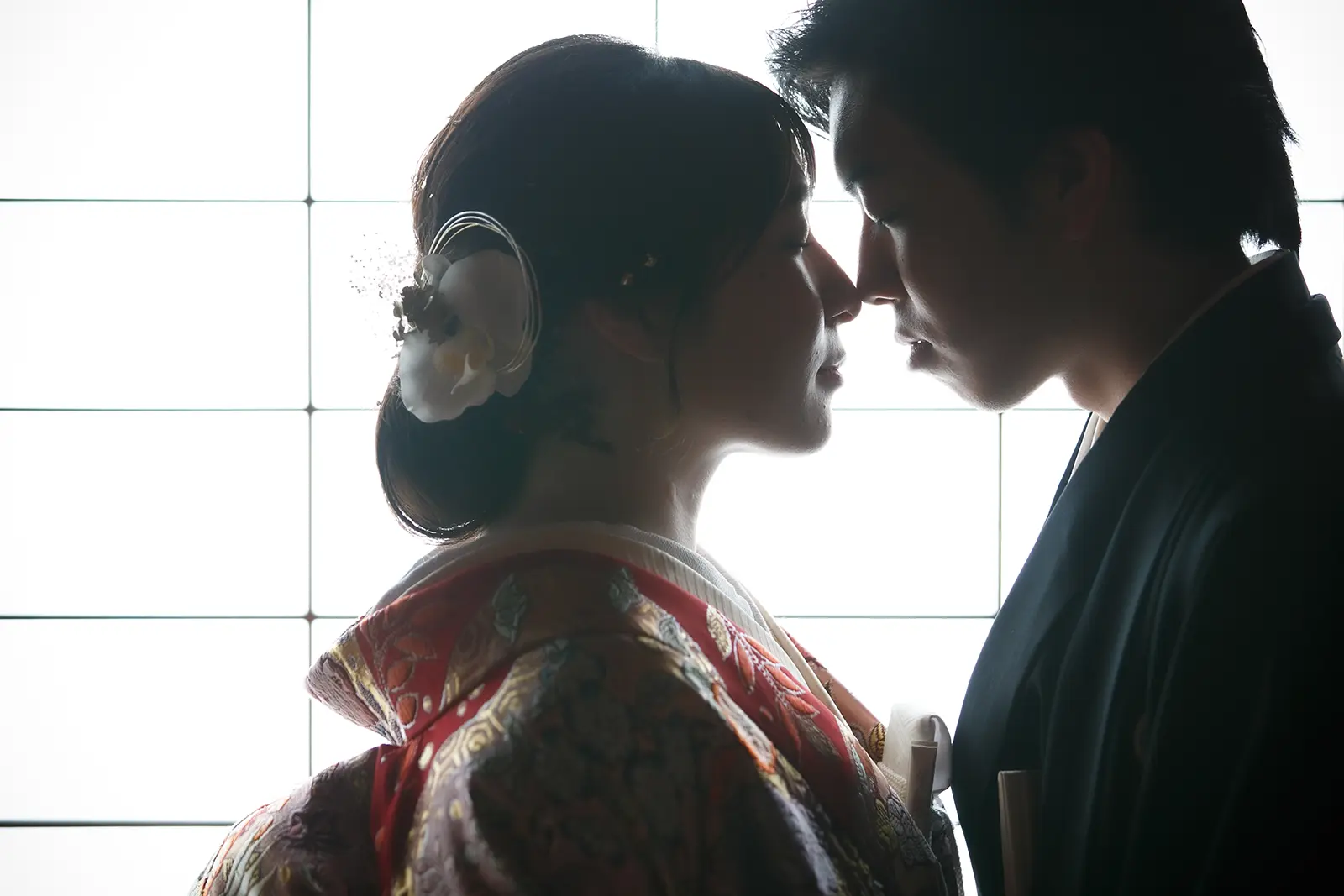 松任ふるさと館の歴史ある門の前で白無垢の花嫁と紋付袴の新郎が立つ和装前撮り写真