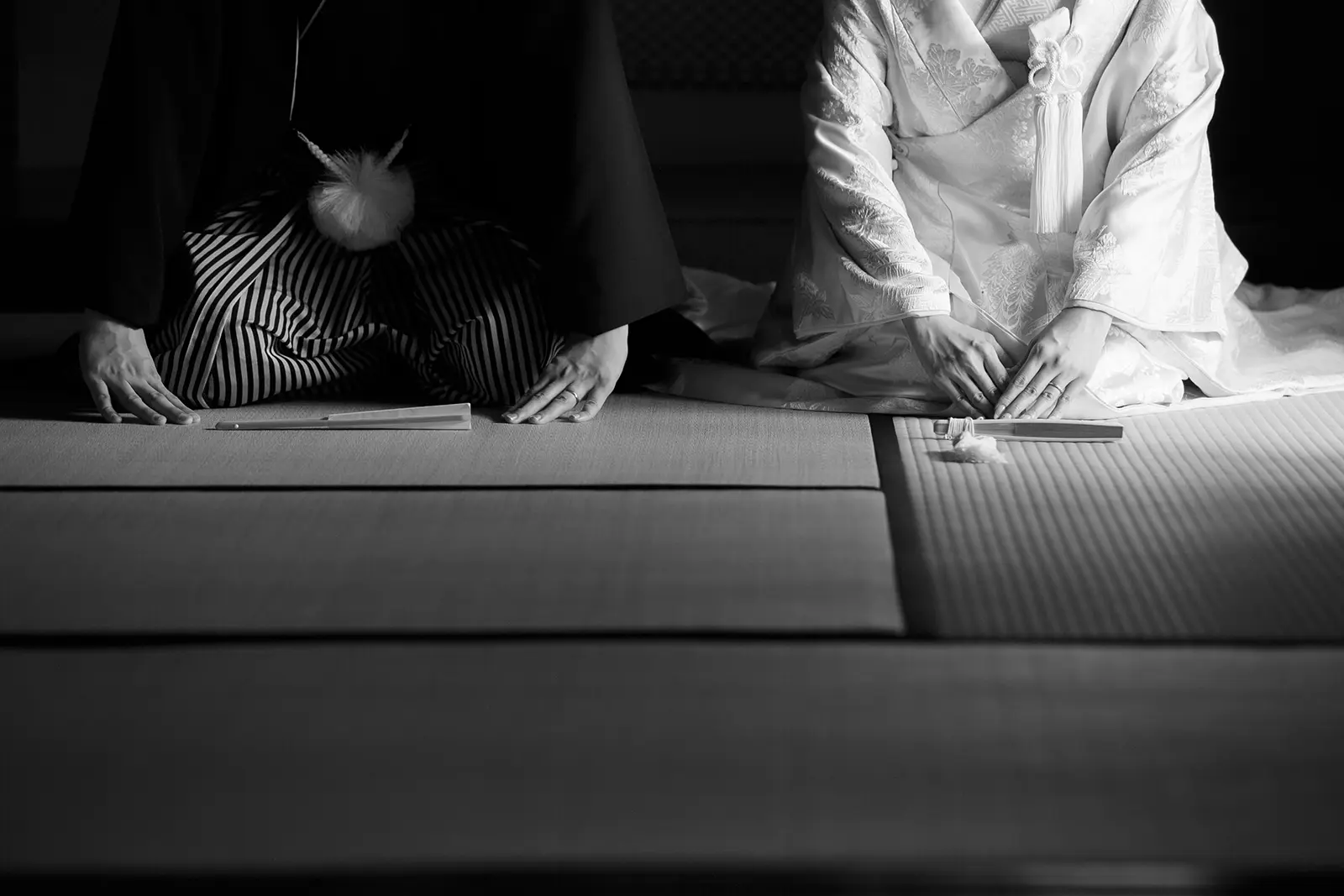 松任ふるさと館の和室で正座した新郎新婦の手元を切り取った和装前撮り写真