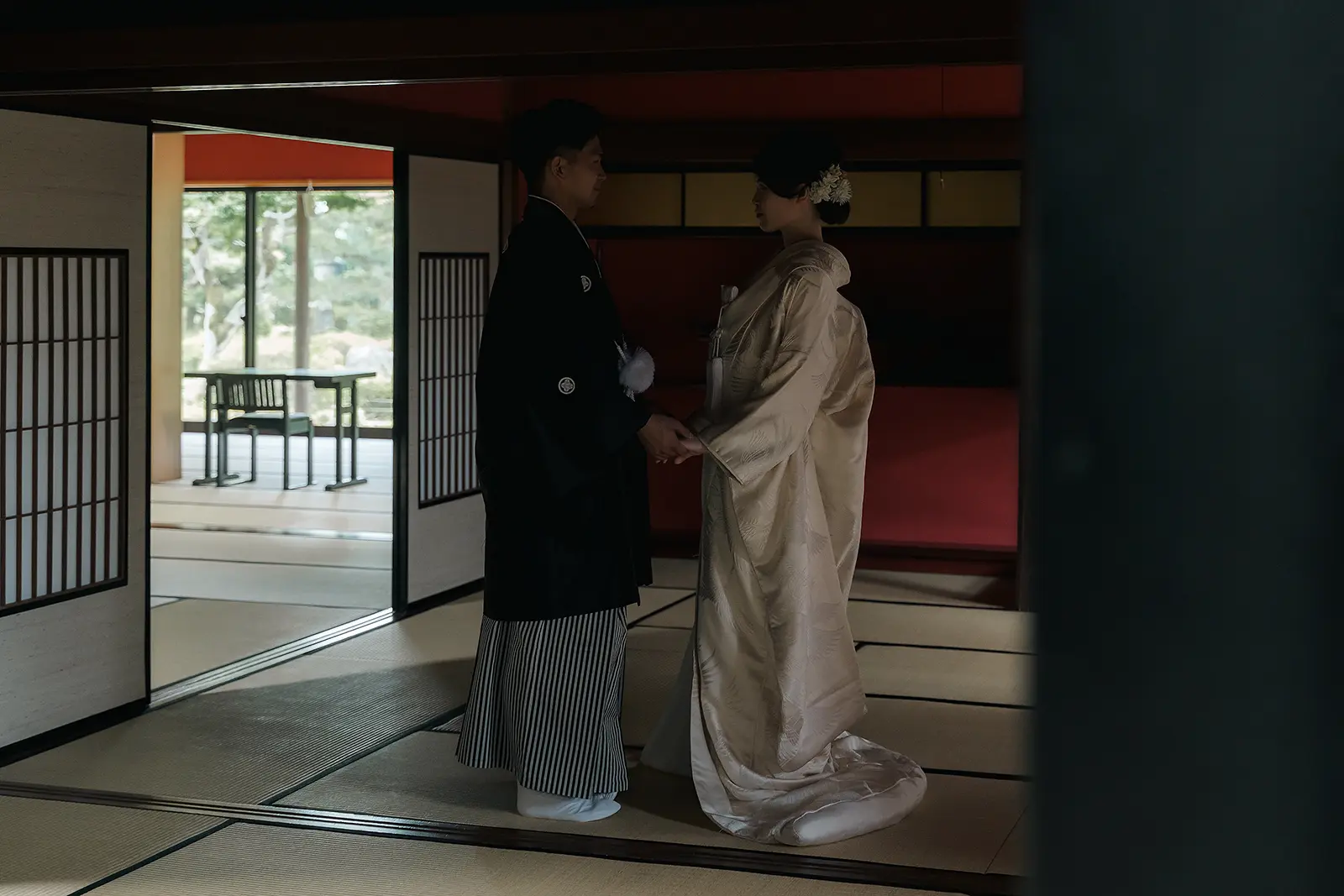 松任ふるさと館の暗い和室で白無垢と紋付袴のお二人が向かい合う和装前撮り