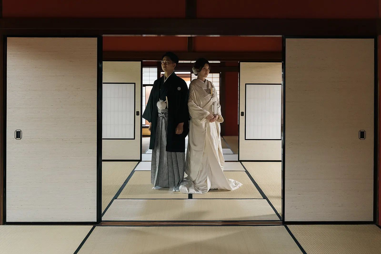松任ふるさと館の和室で白無垢と紋付袴のお二人が並ぶ格式ある和装前撮り写真