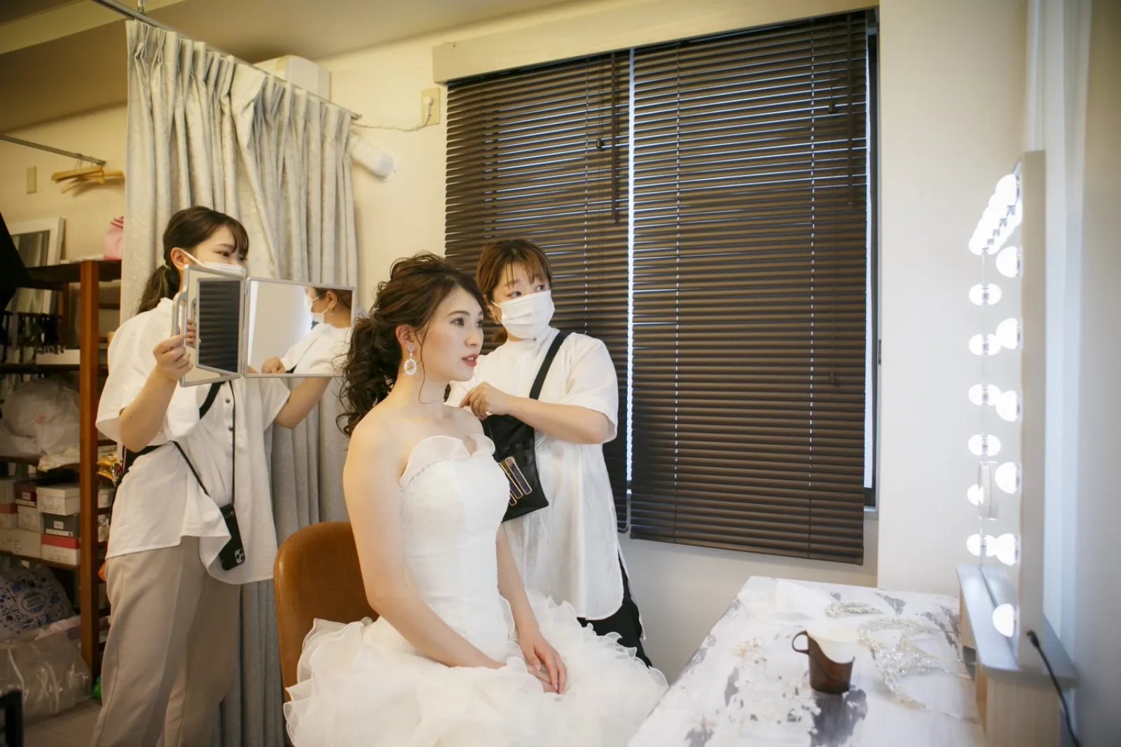 金沢のスタジオでヘアメイクのお支度をする花嫁
