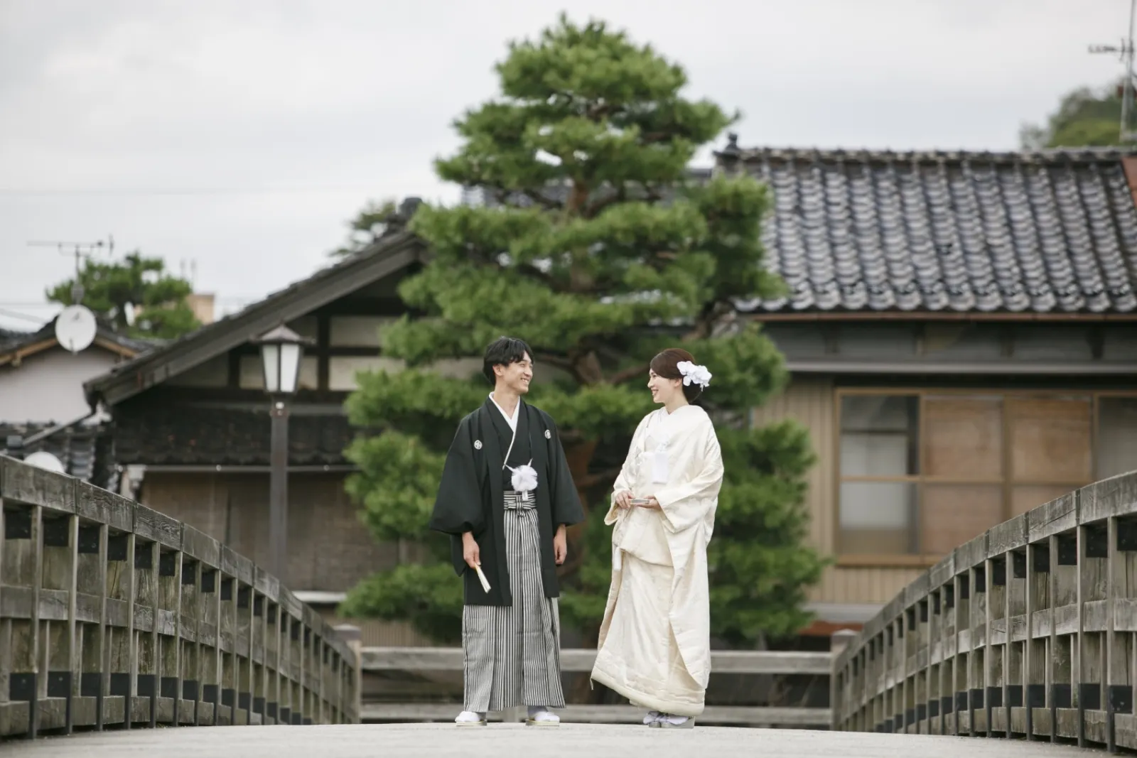 ひがし茶屋街の座敷で座って撮影した和装の新郎新婦