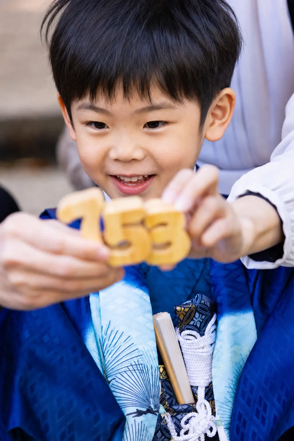 木製の「753」の文字を両手で差し出す羽織袴の5歳の男の子、七五三（金澤神社・金沢）