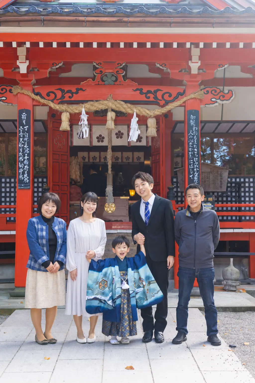 金澤神社の社殿前に並ぶご家族5人と羽織袴の5歳の男の子、七五三の記念写真（金沢）