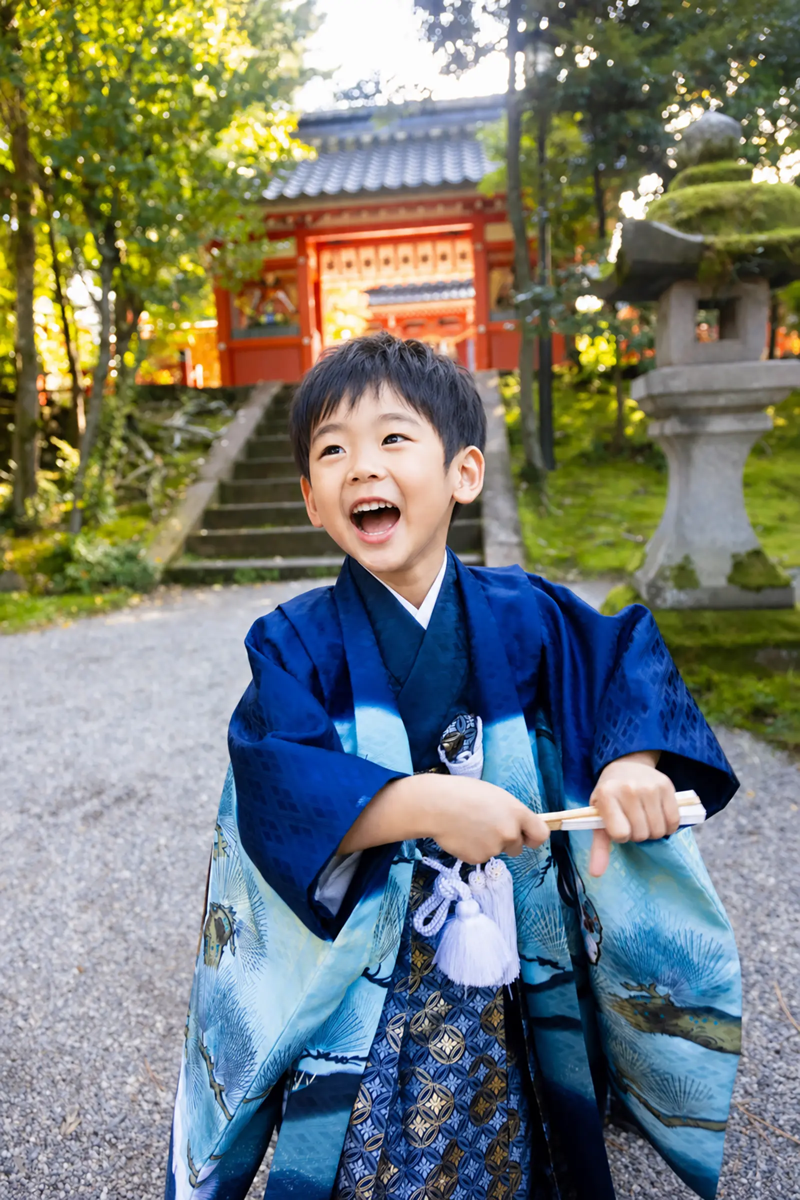 金澤神社の参道で笑う羽織袴の5歳の男の子、七五三の出張撮影（金沢）