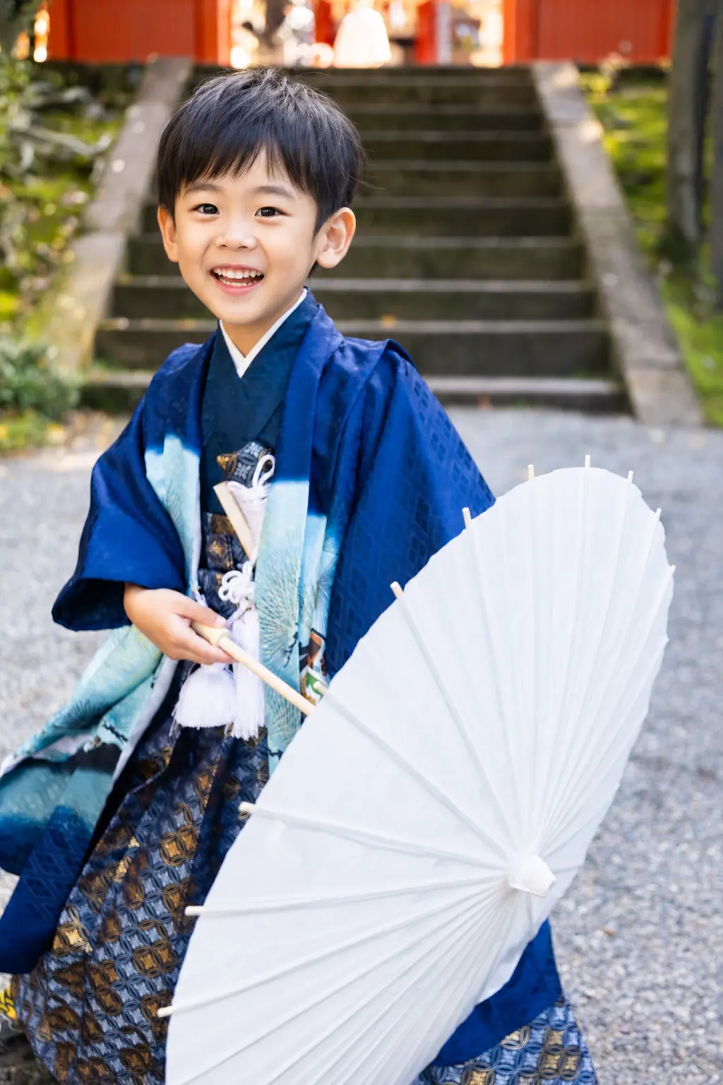 白い和傘を手にした羽織袴の5歳の男の子、七五三の出張撮影（金澤神社・金沢）
