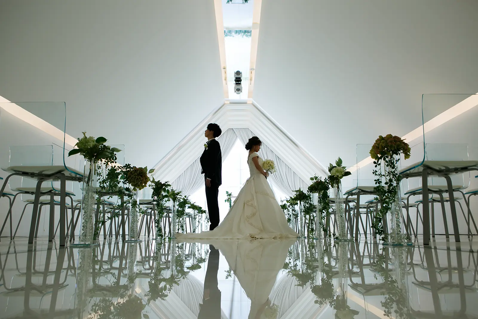 金沢国際ホテルのチャペル中央で新郎新婦が背中合わせに立つフォトウェディング写真