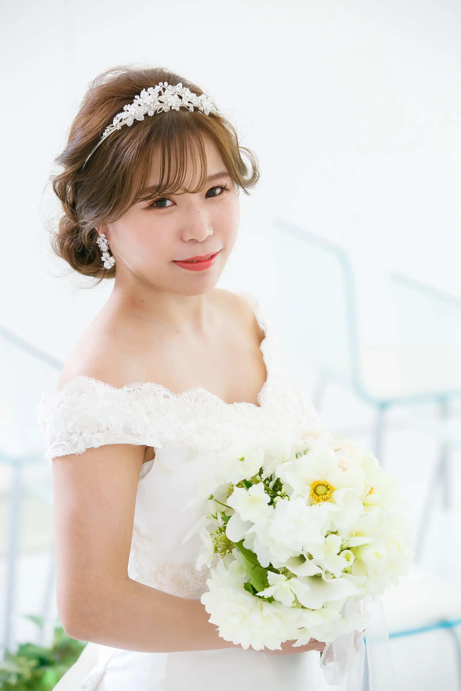 金沢国際ホテルのチャペルでブーケを持つ花嫁のソロポートレート写真