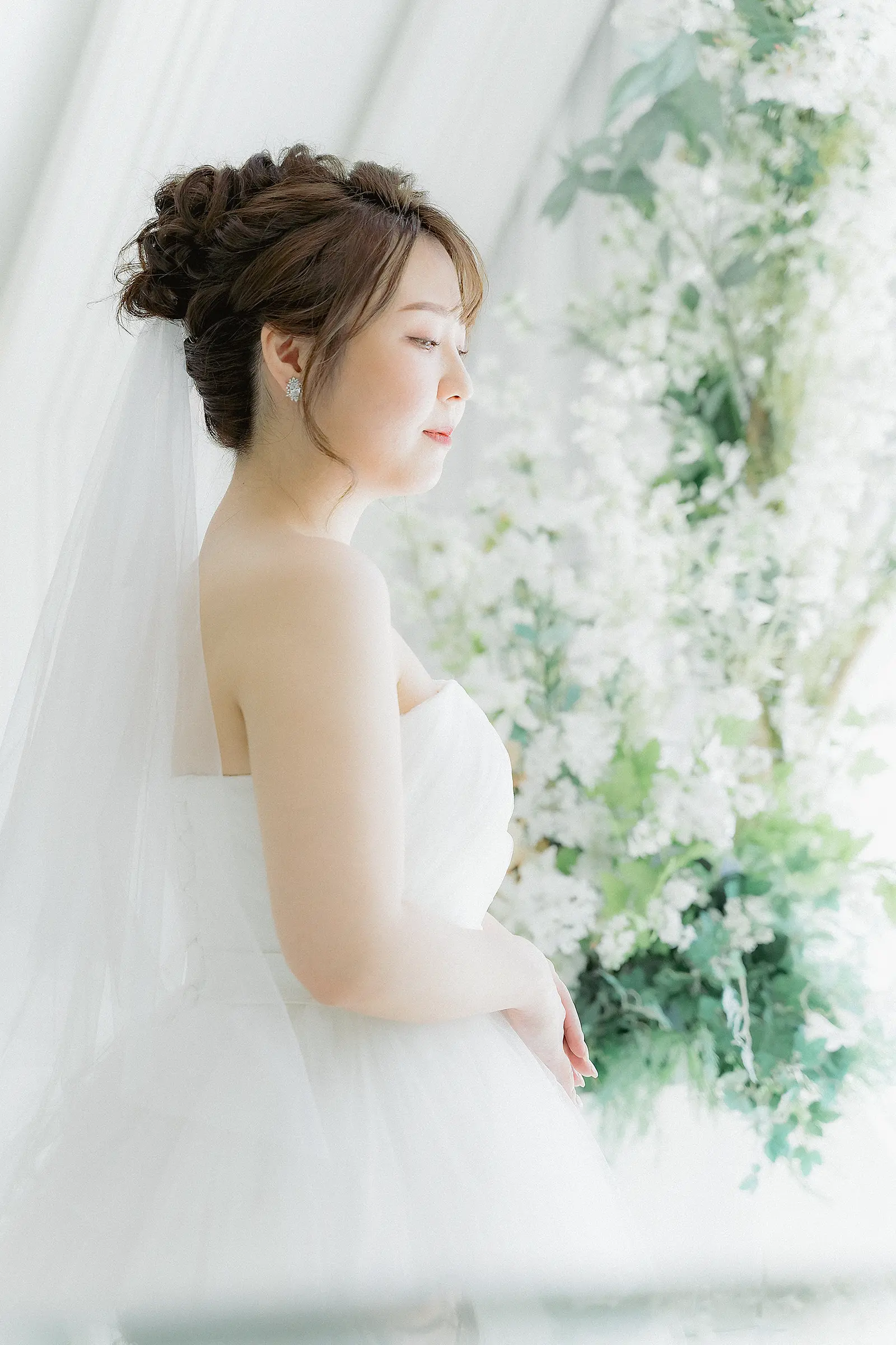 金沢国際ホテルのチャペルでベールをまとった花嫁の横顔を撮影した写真