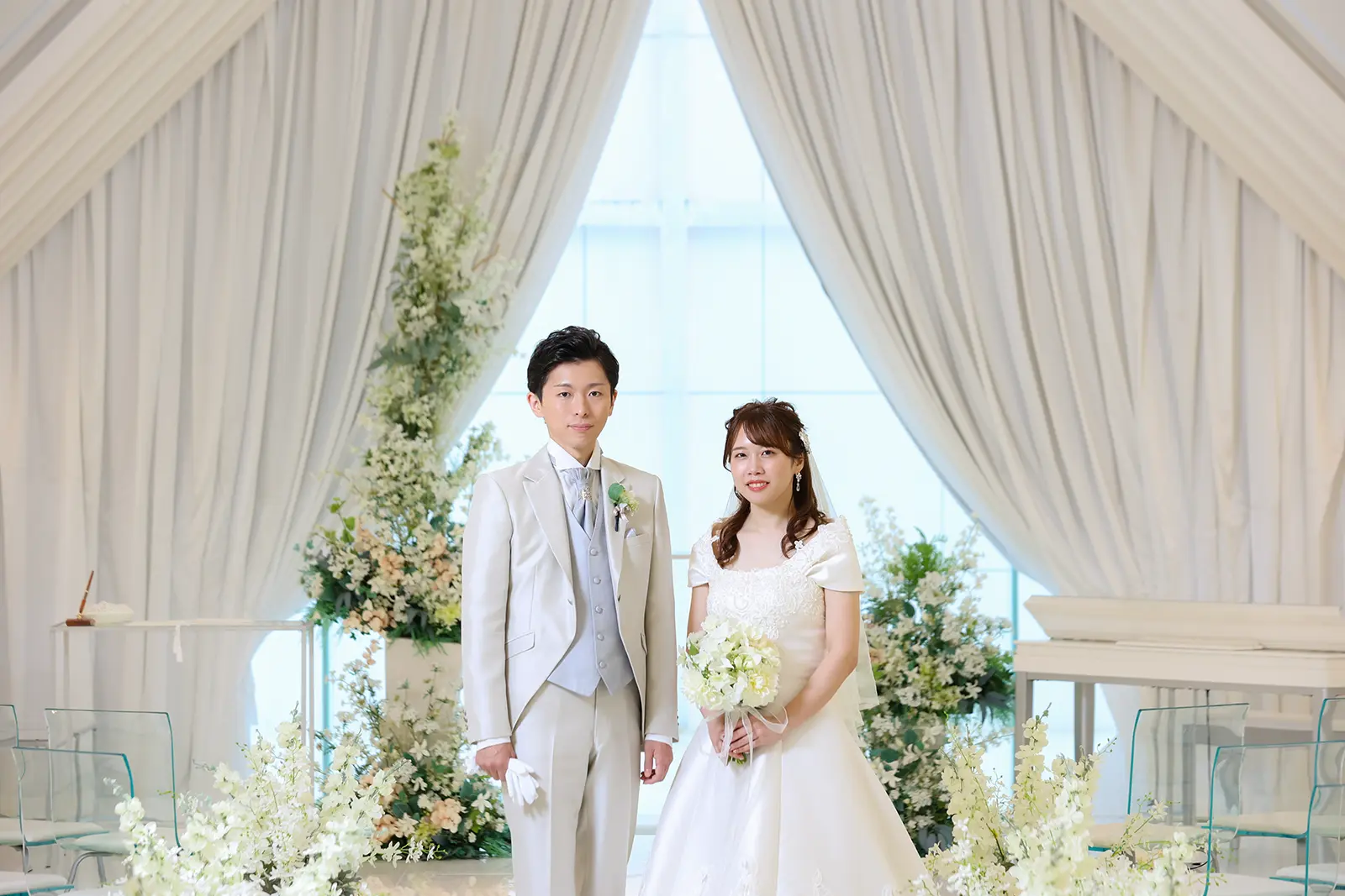 金沢国際ホテルのチャペルで新郎新婦が正面を向いて立つ記念写真
