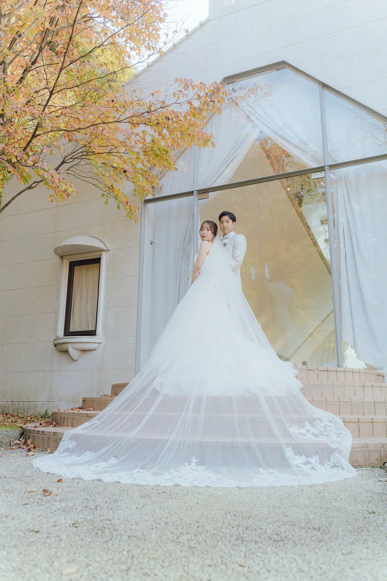 金沢国際ホテルのチャペル外観でウェディングドレス姿の新郎新婦を撮影した写真