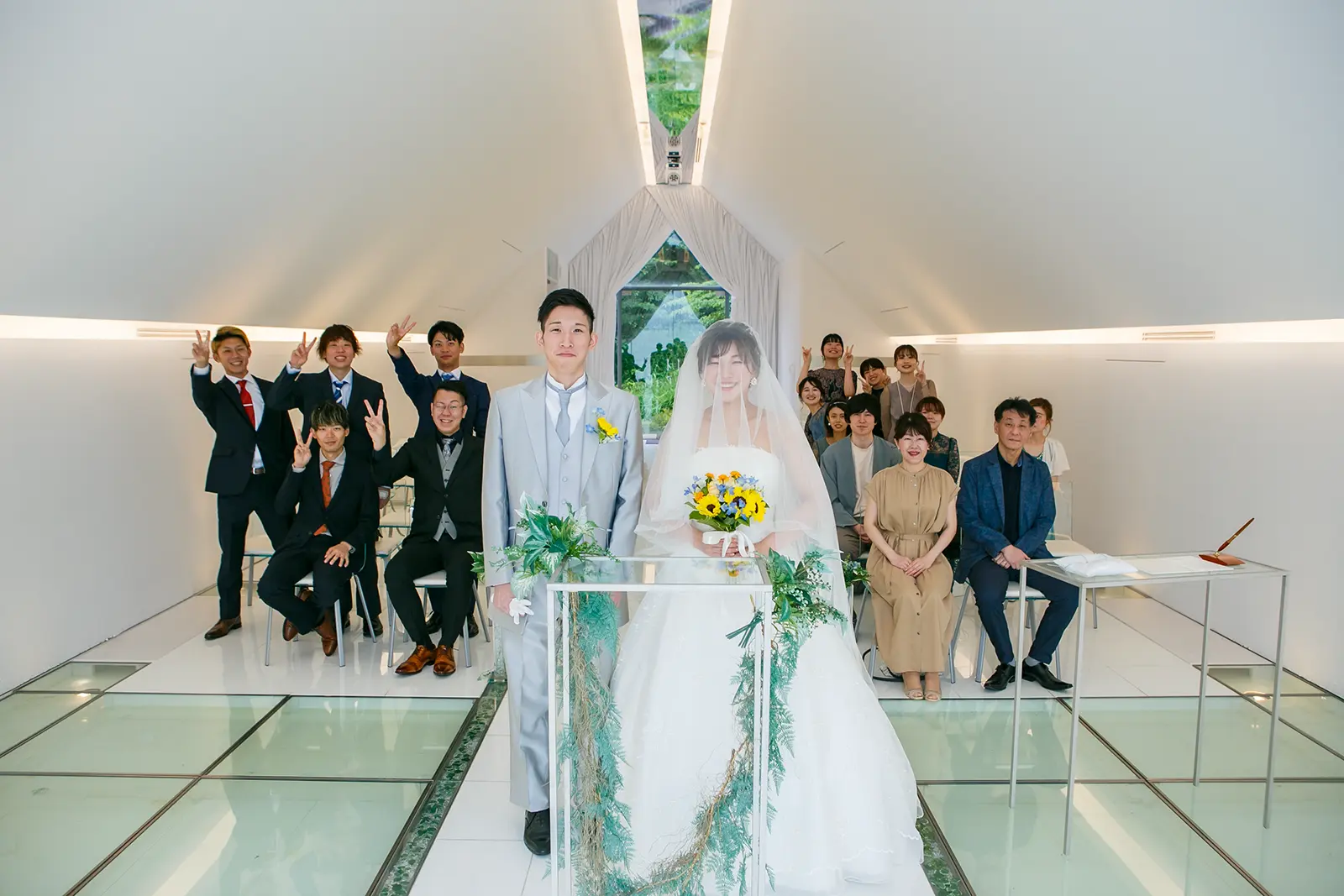 金沢国際ホテルのチャペルで新郎新婦と家族が一緒に写る集合写真