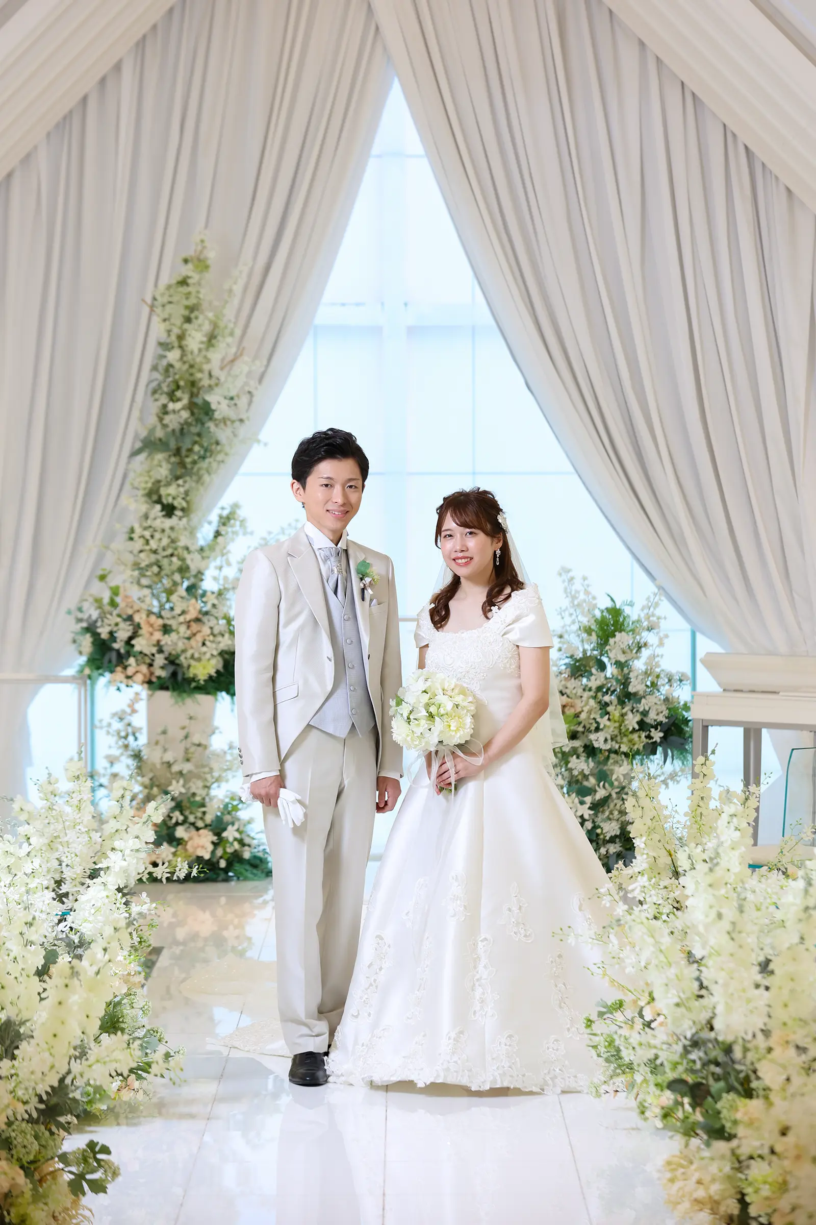 金沢国際ホテルのチャペルで新郎新婦が正面を向いて立つ洋装フォトウェディング写真
