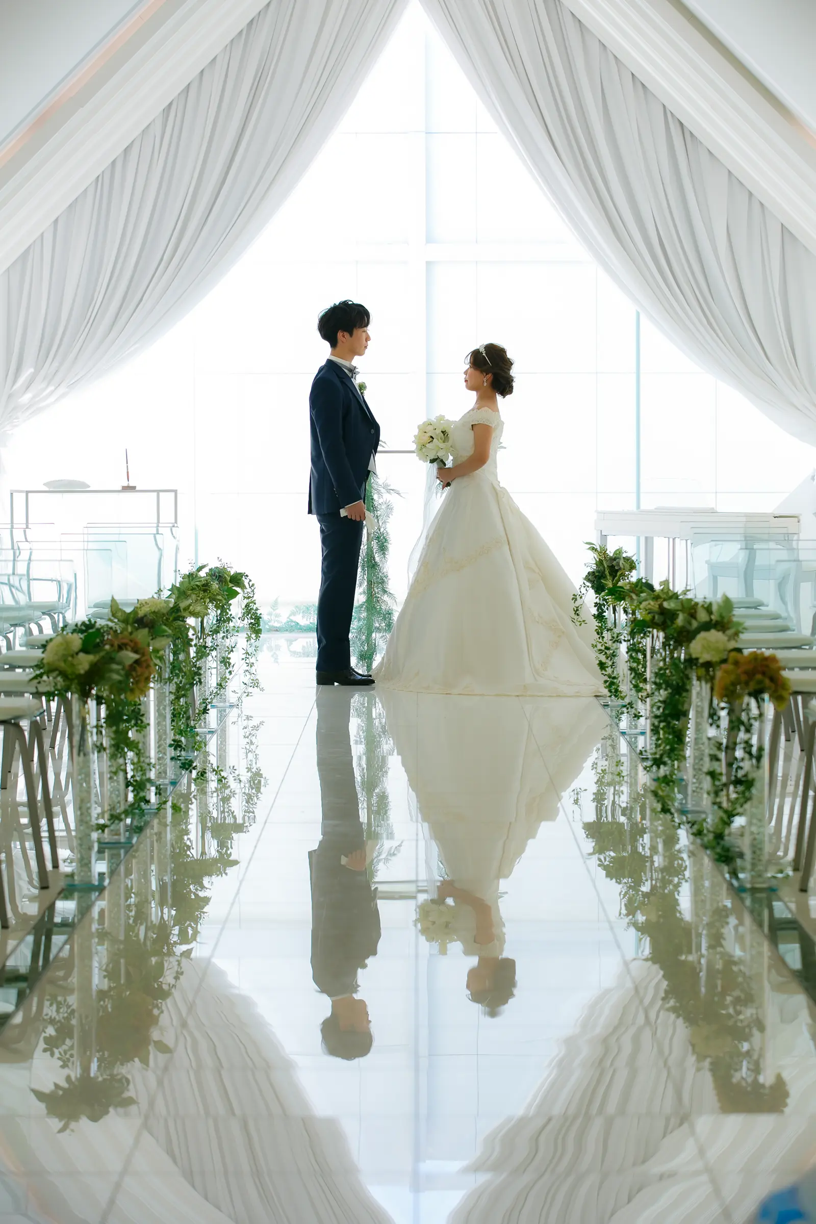 金沢国際ホテルのチャペル中央で向かい合う新郎新婦のフォトウェディング写真