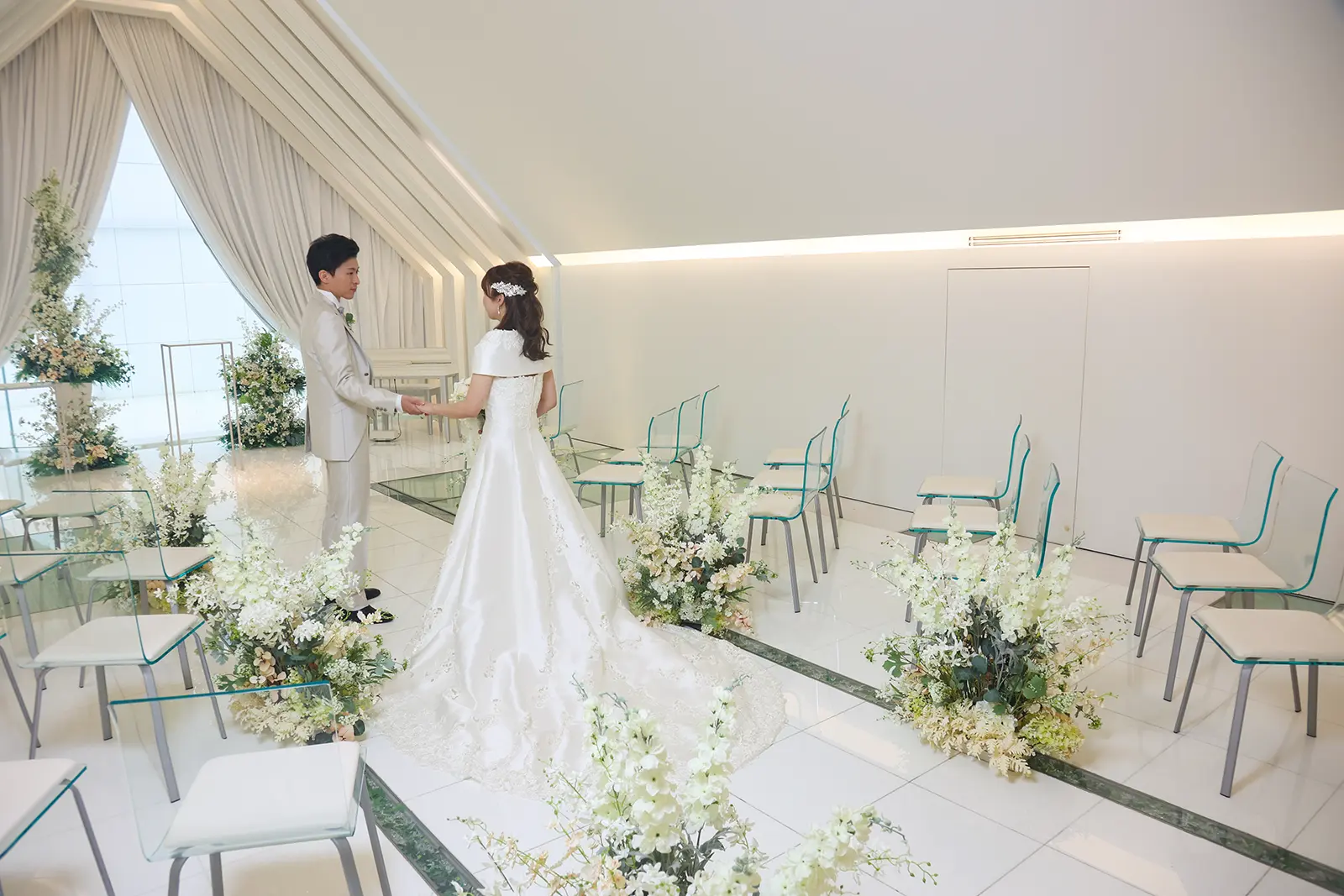 金沢国際ホテルのチャペル全体を活かして新郎新婦が向かい合うフォトウェディング写真