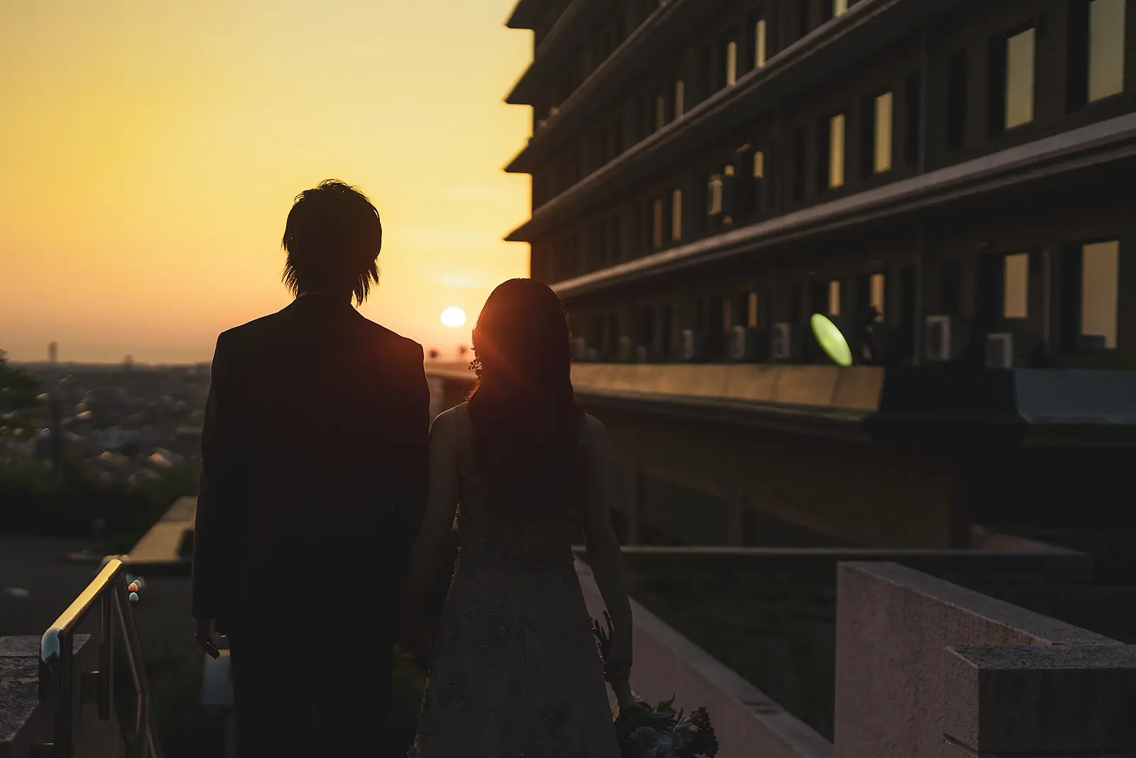 金沢国際ホテルで夕景を背景に撮影した新郎新婦のチャペルフォトウェディング写真