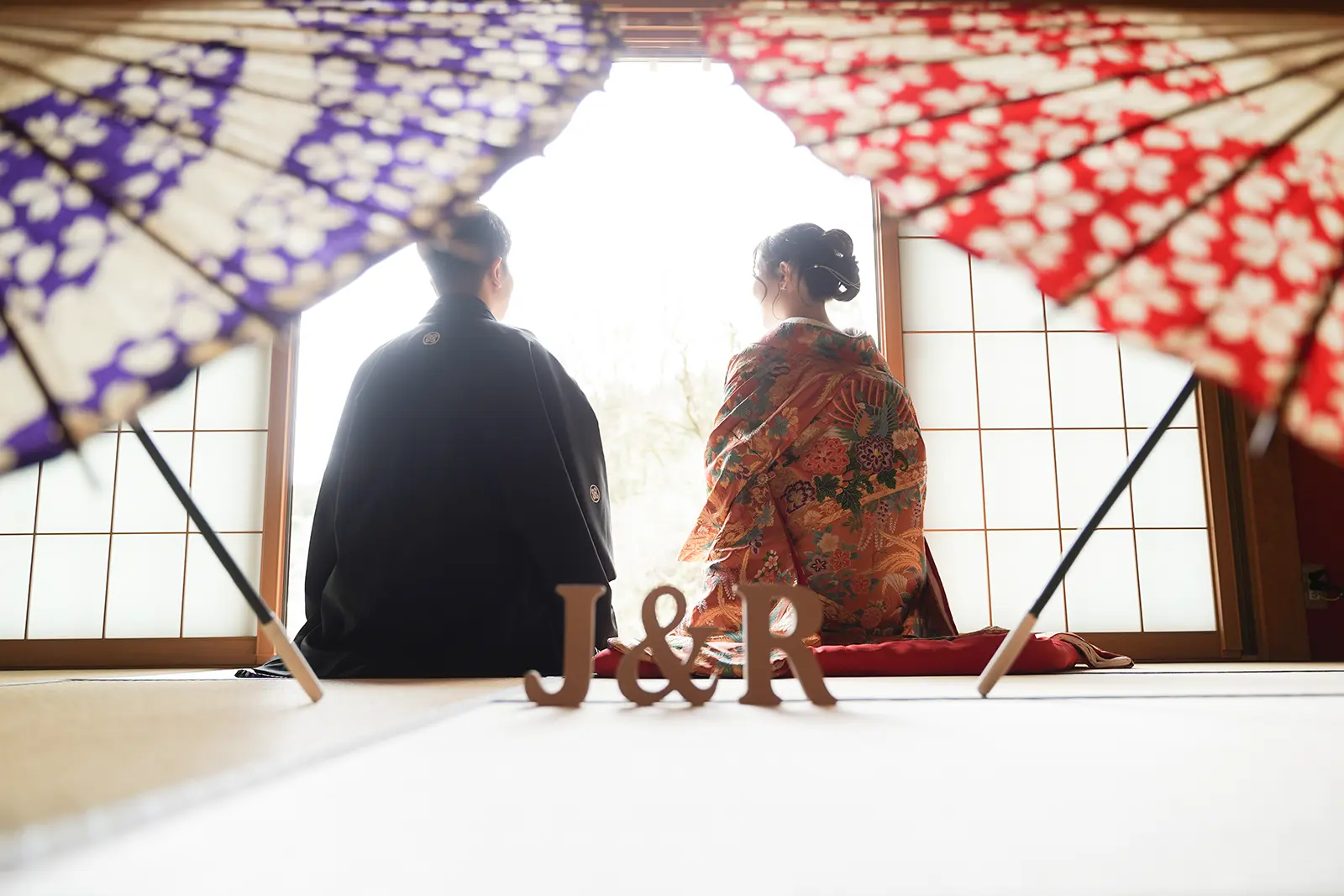 和傘とイニシャル小物を使って撮影した和装姿の新郎新婦