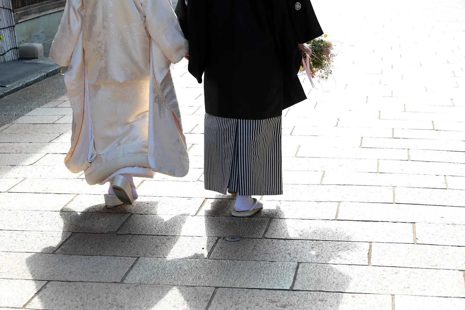 和装姿の新郎新婦が歩く足元と後ろ姿を写した写真