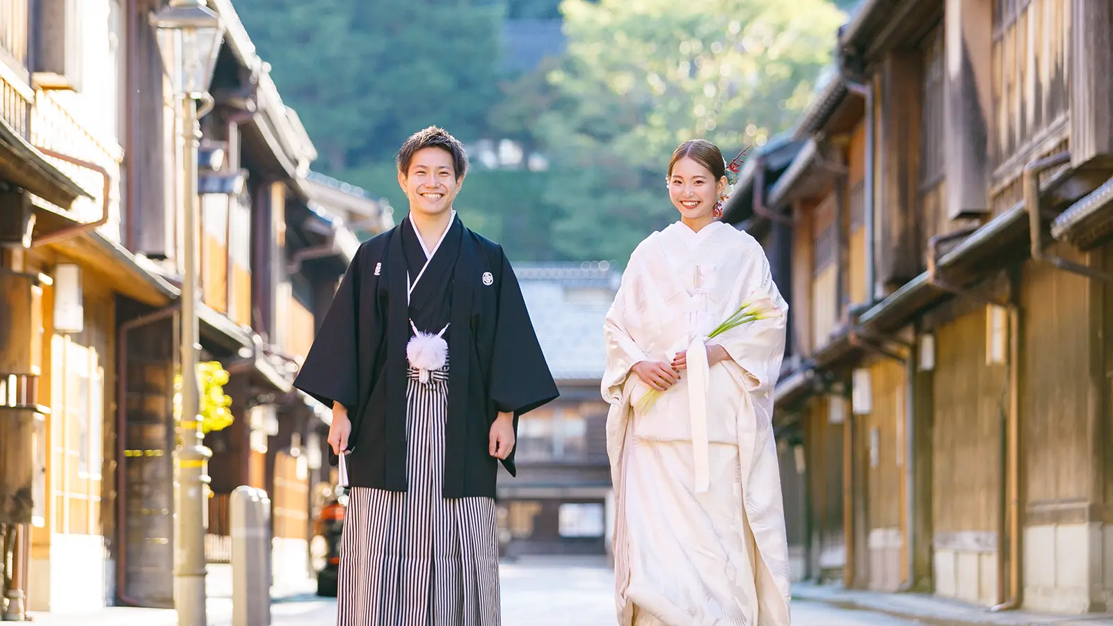 金沢ひがし茶屋街で白無垢と紋付袴を着て並ぶ新郎新婦