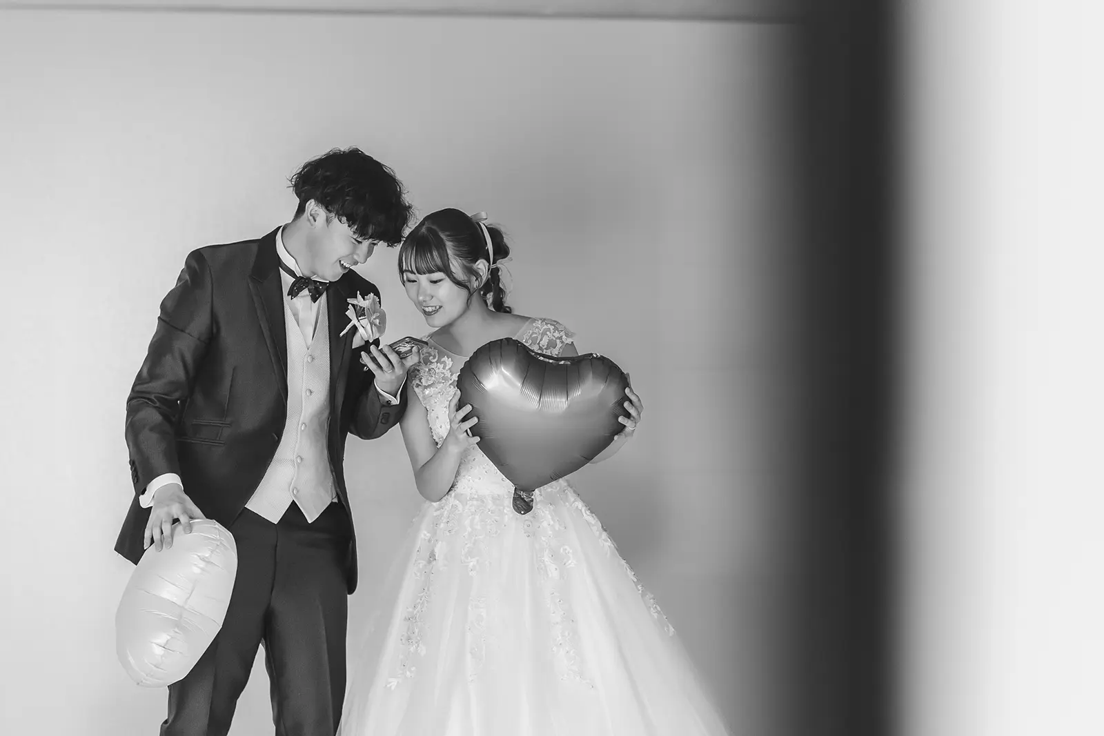 スタジオでモノクロに仕上げた洋装の新郎新婦