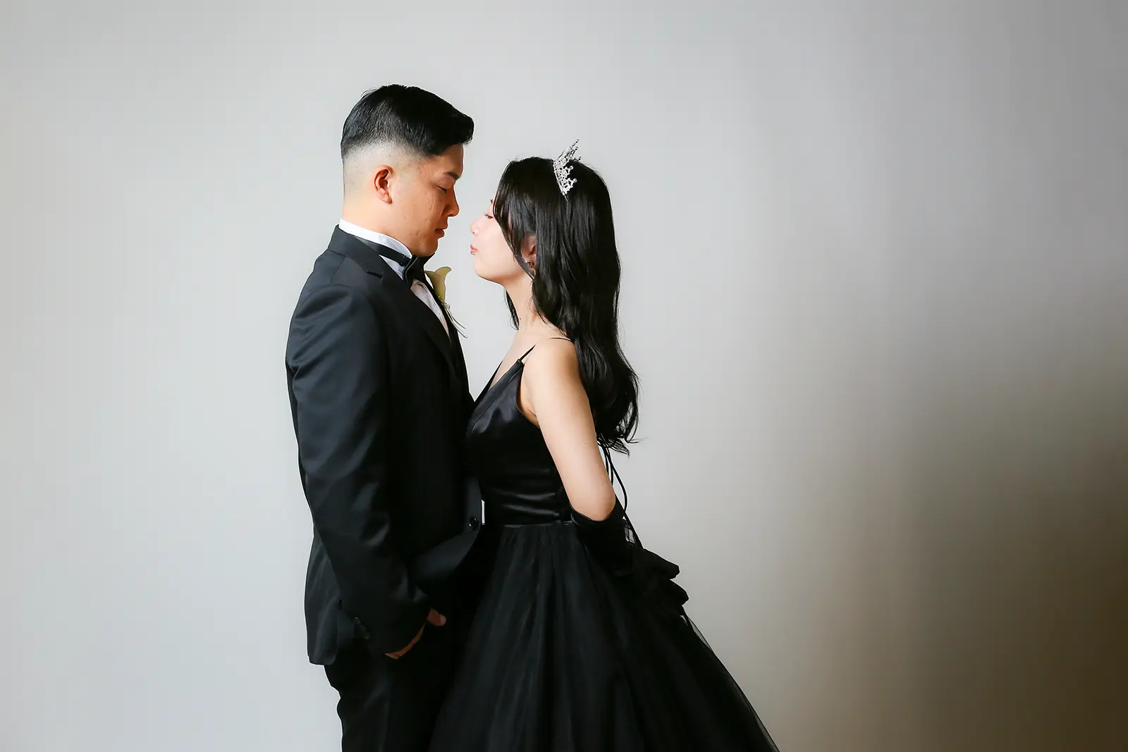 金沢のスタジオで撮影した洋装フォトウェディング前撮りの新郎新婦ポートレート