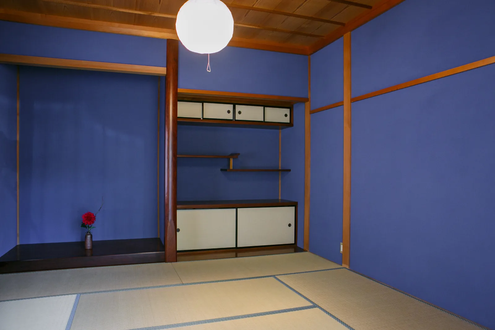 藍色の壁と違い棚が落ち着いた和室「藍の間」｜金沢の撮影スタジオレンタル