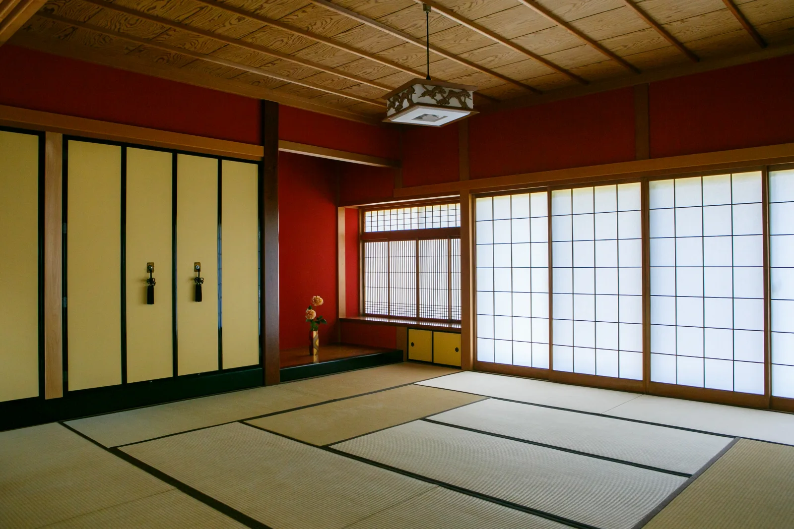 朱色の壁と床の間が映える本格和室「茜の間」｜金沢の撮影スタジオレンタル