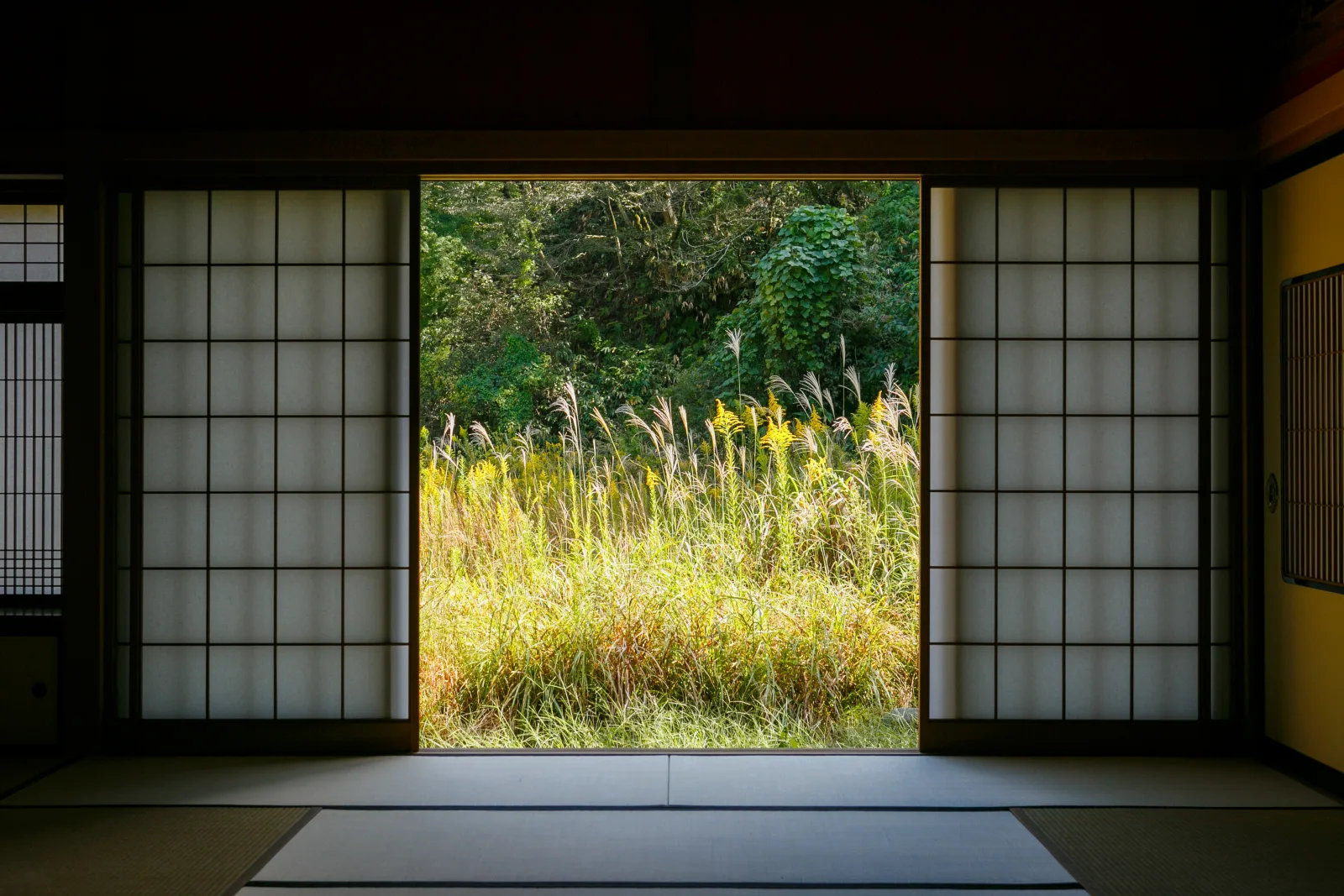 障子を開けると里山の緑が広がる借景の和室｜金沢の撮影スタジオレンタル